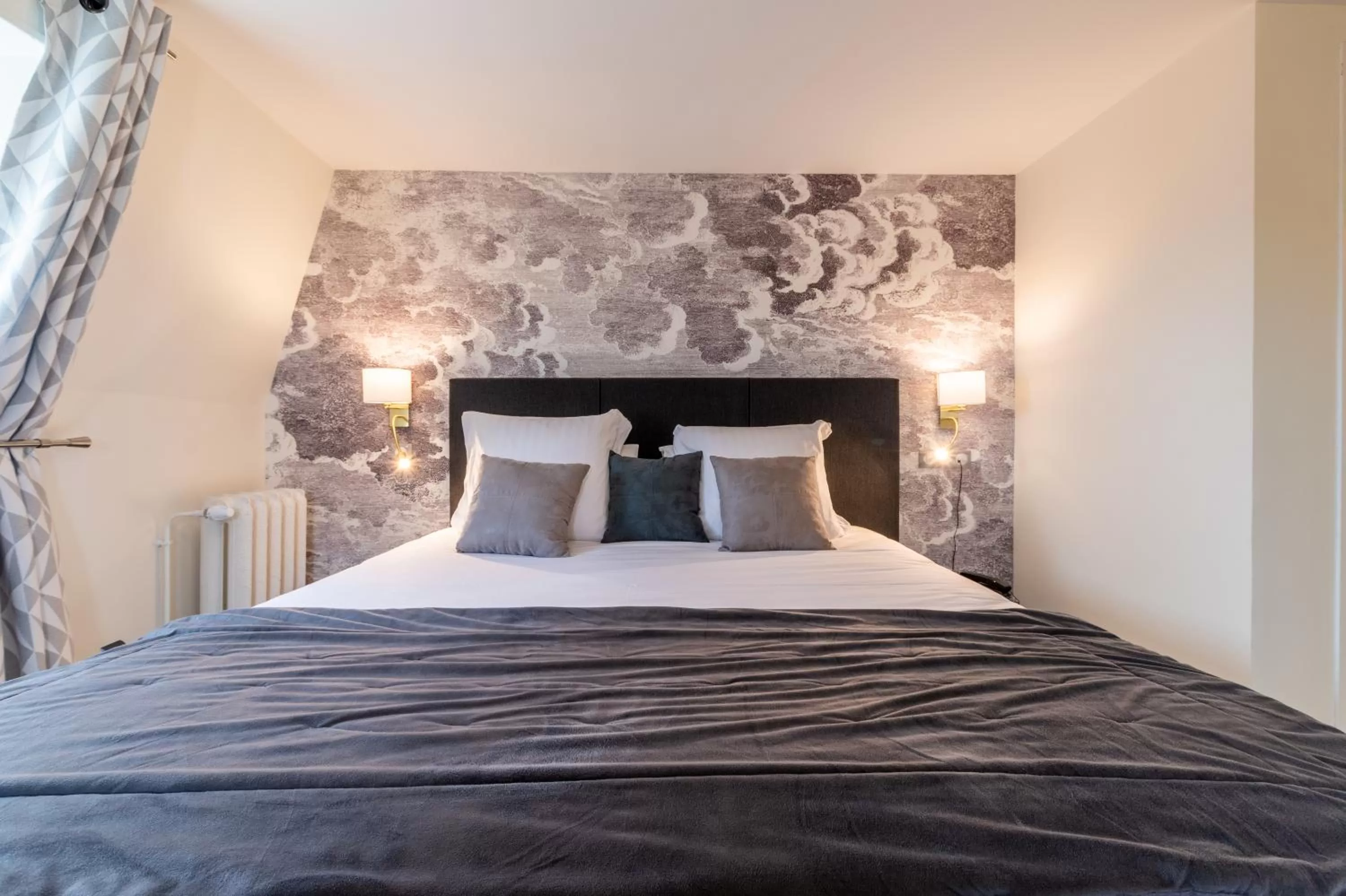 Property building, Bed in Hôtel Échappée en Baie - Parking privé gratuit