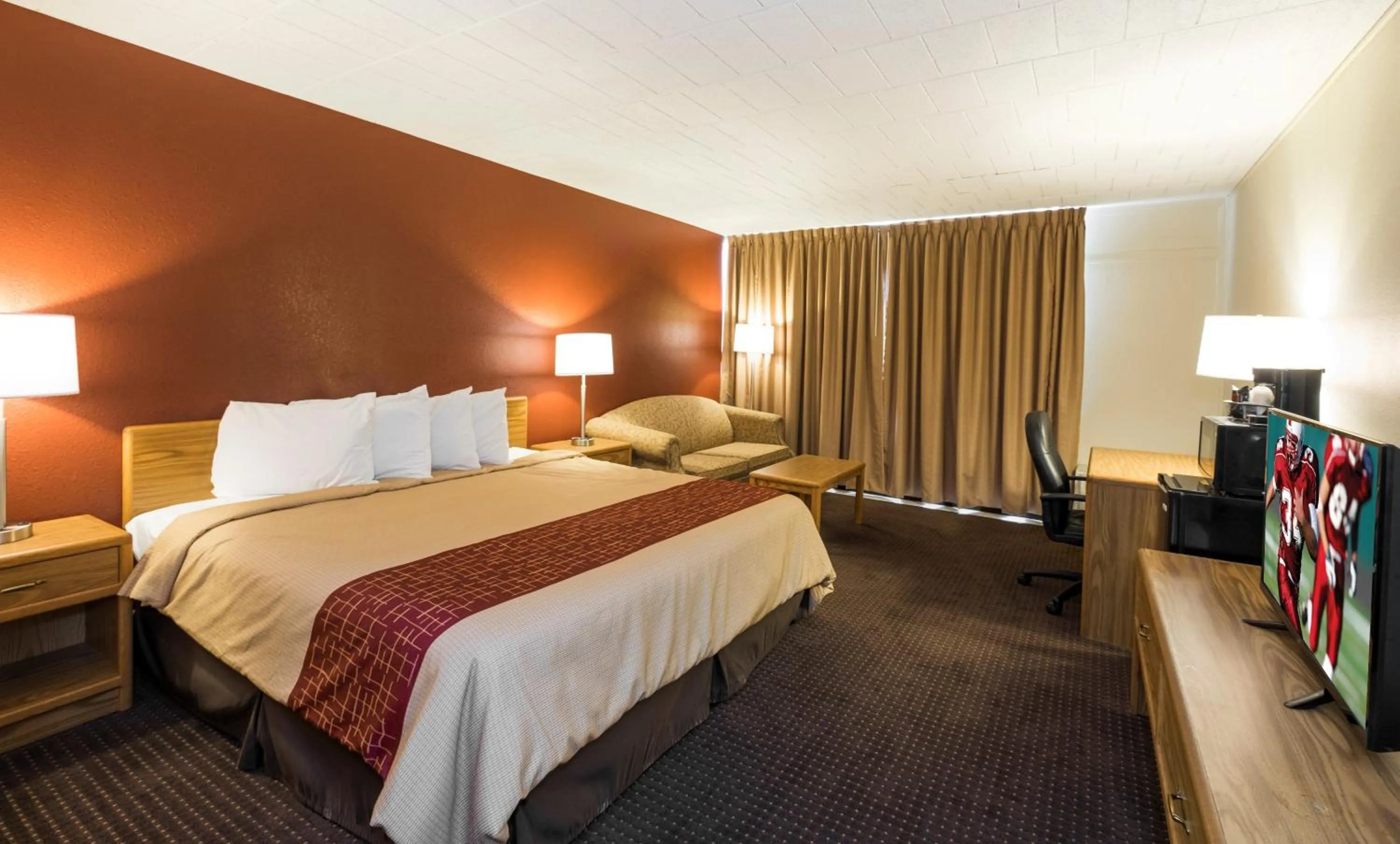 Photo of the whole room, Bed in Red Roof Inn Williamsport, PA