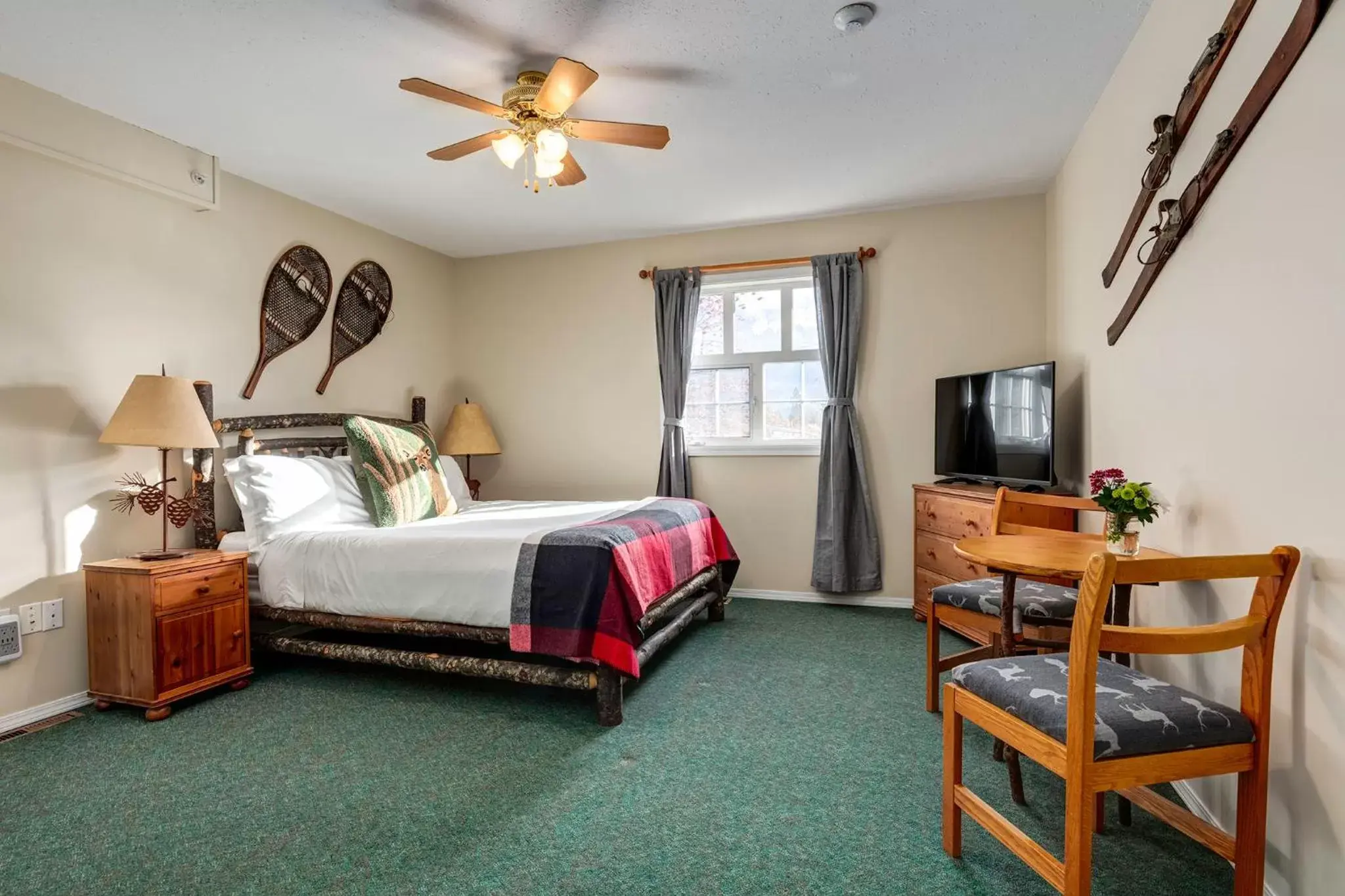 Queen Room in Courthouse Inn Revelstoke Queen Room in Courthouse Inn Revelstoke