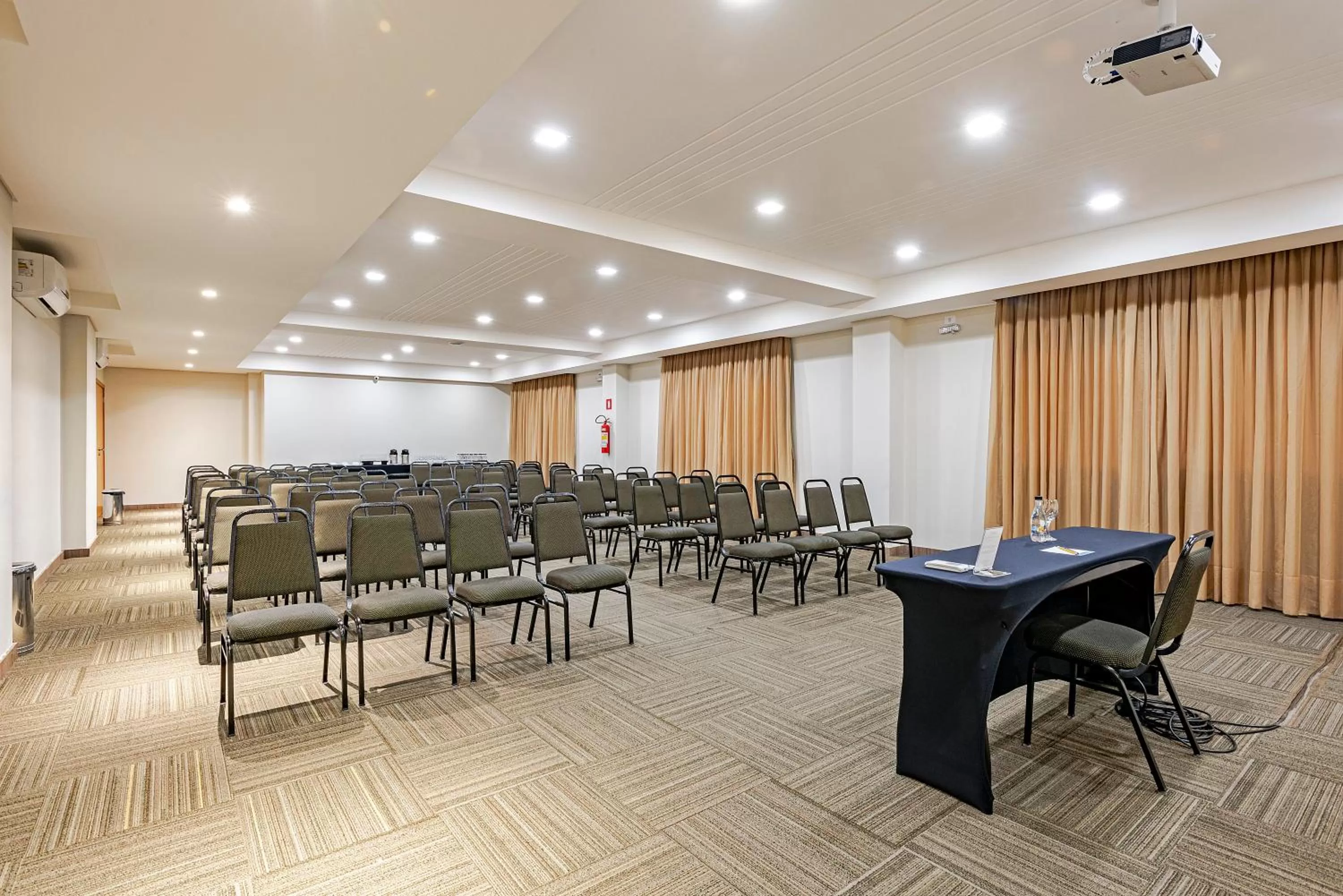Meeting/conference room in Slim Curitiba Av das Torres