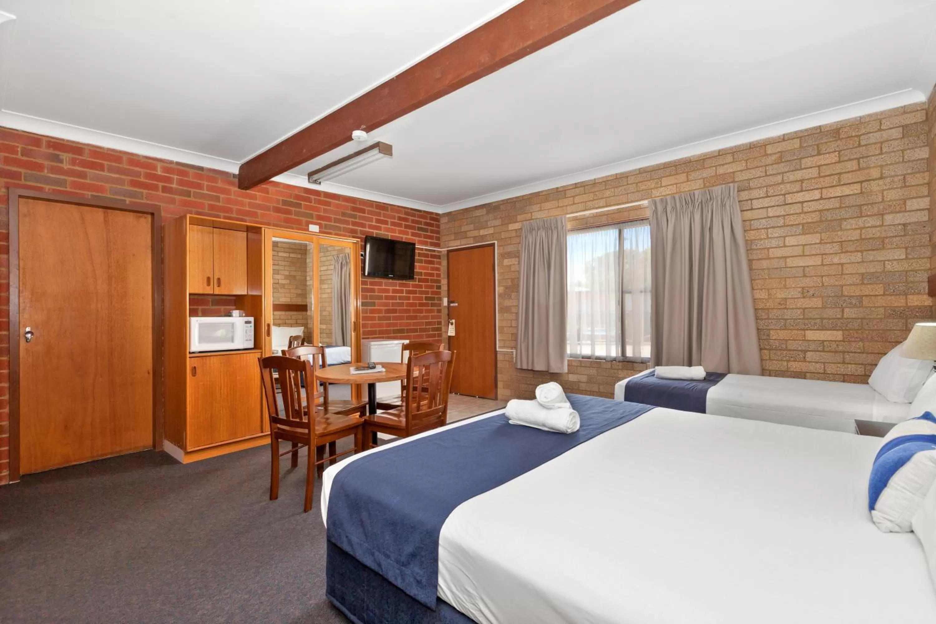 Photo of the whole room, Bed in Gulgong Motel