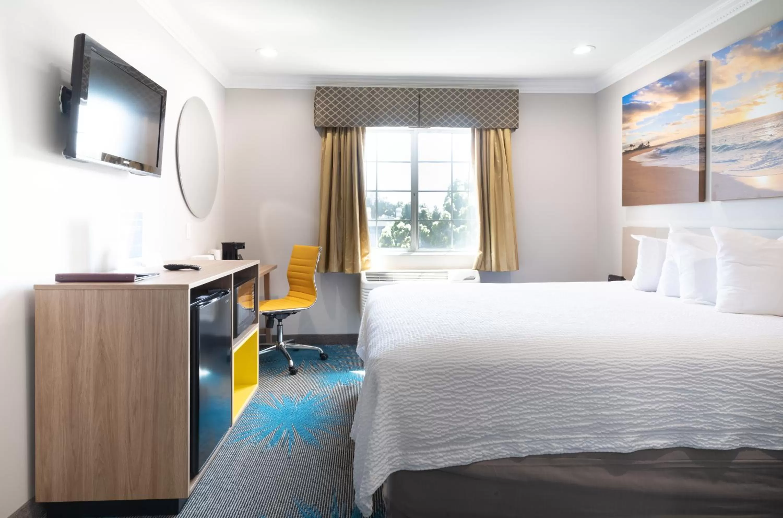 Photo of the whole room, Bed in Days Inn by Wyndham Santa Monica