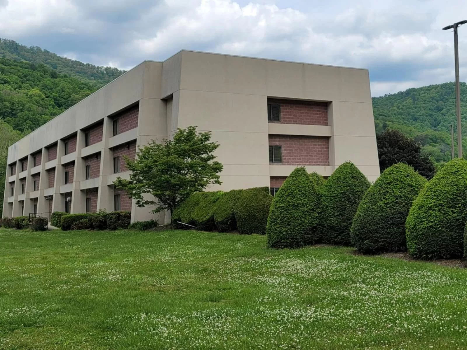 Property building in Bay Mountain Inn Cherokee Smoky Mountains