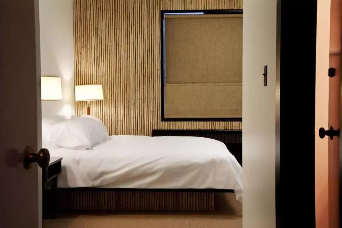 Budget Double Room in Hotel at the Waldorf Budget Double Room in Hotel at the Waldorf