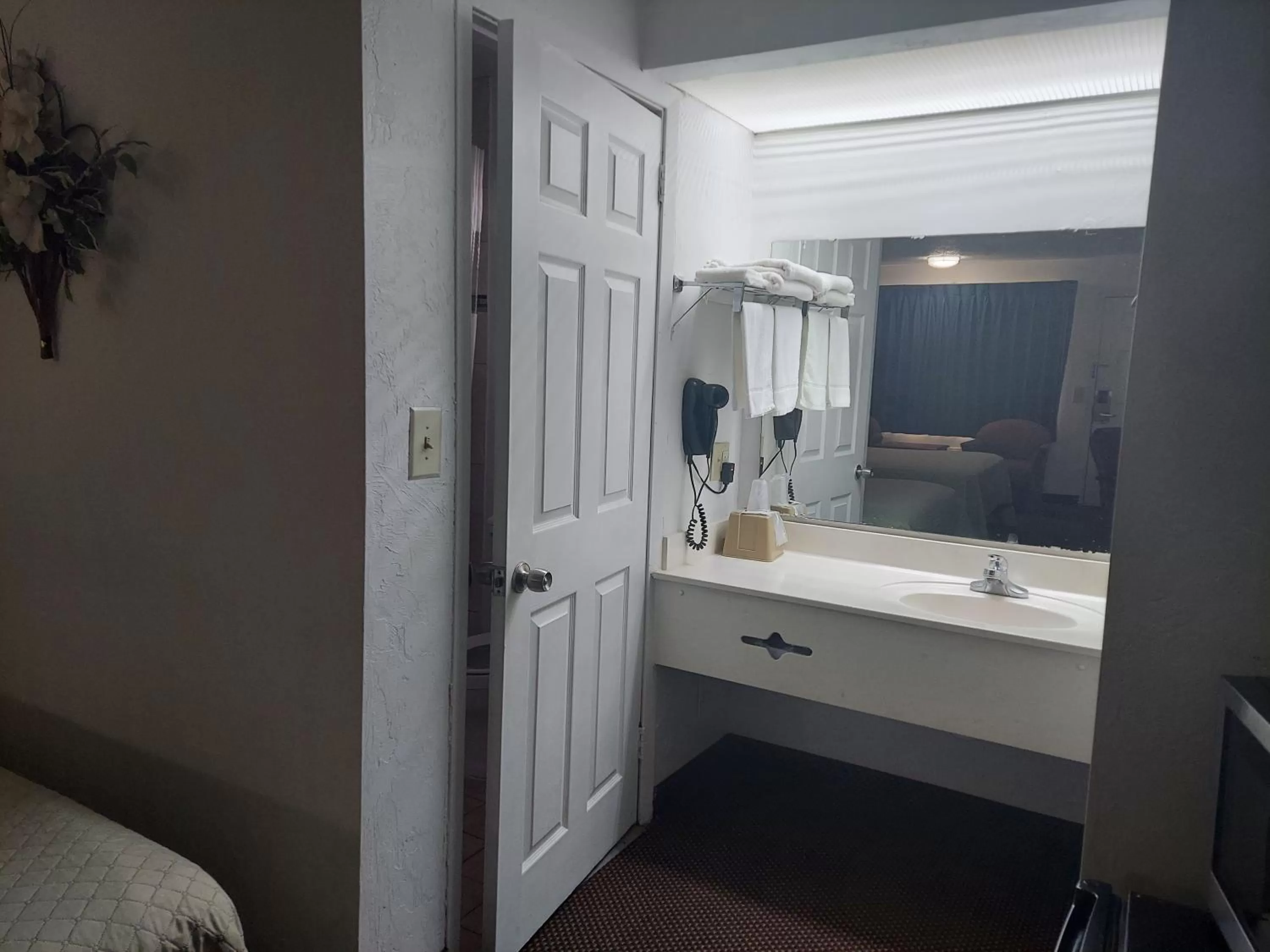 Bathroom, Bed in Driftwood Inn - Lake City