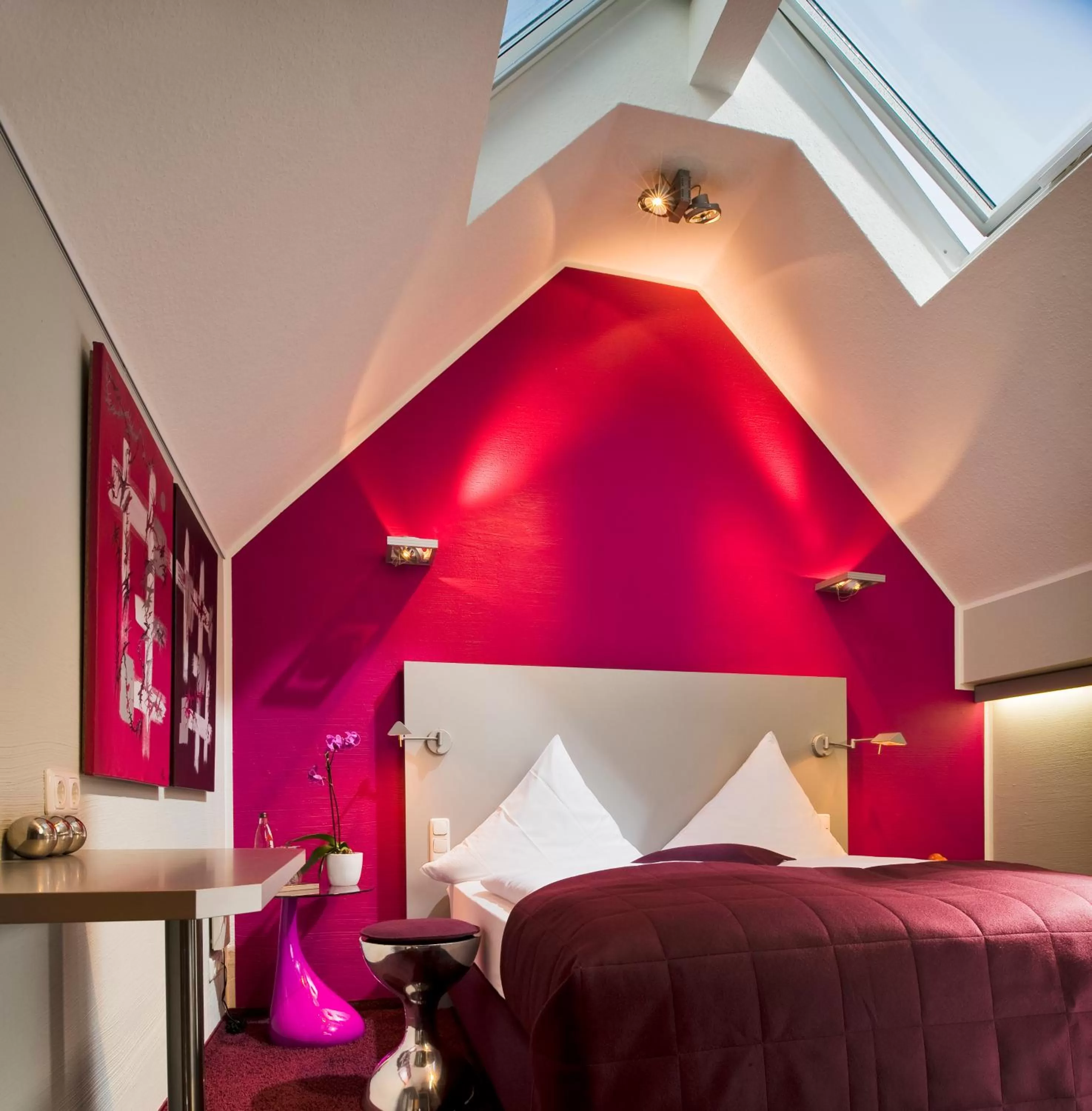 Photo of the whole room, Bed in Malerwinkel Hotel