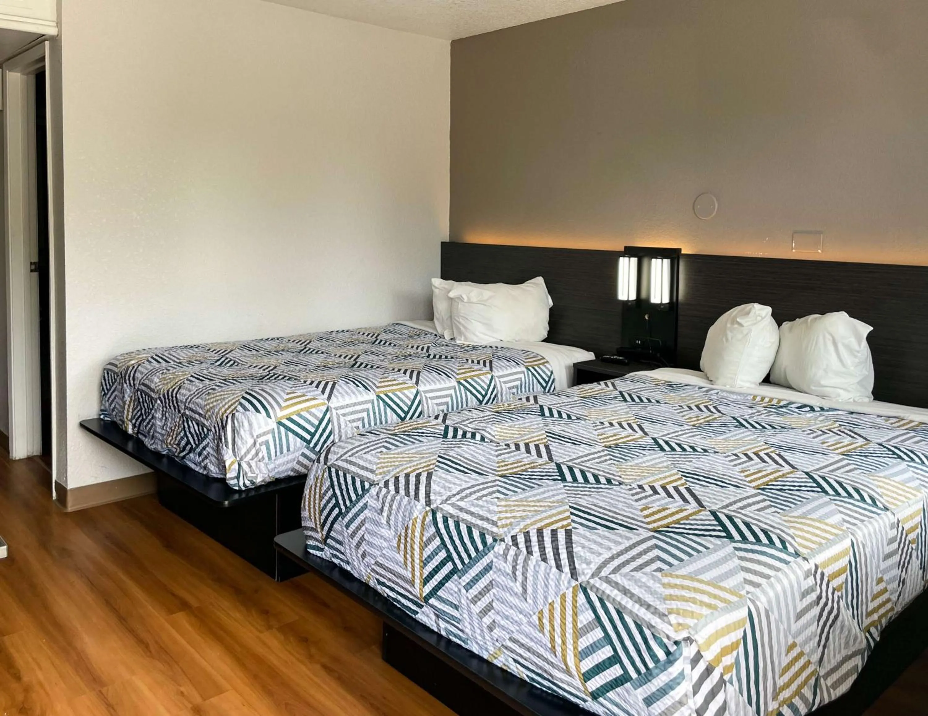 Quadruple Room - Non-Smoking in Motel 6 Cheyenne