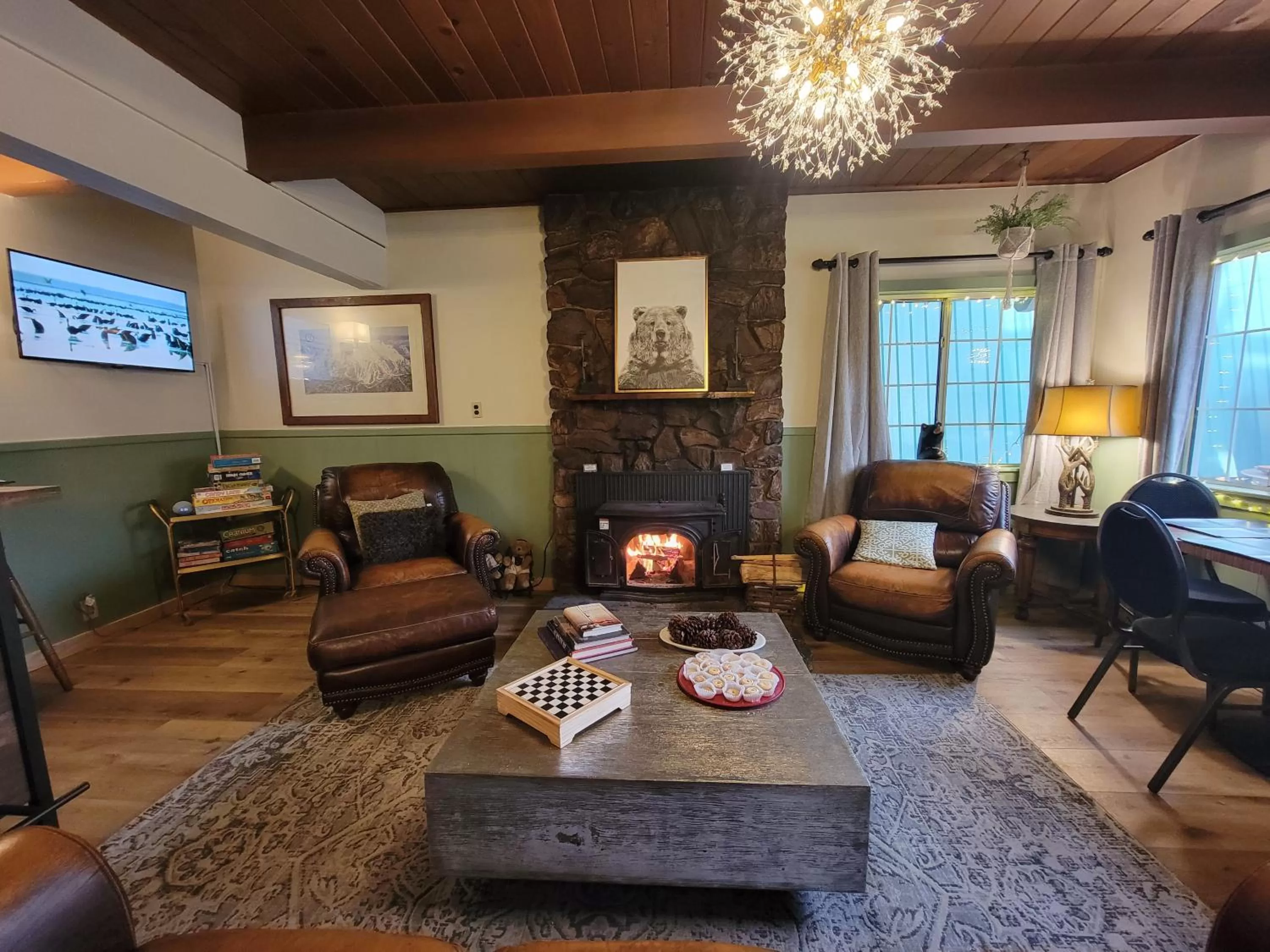 Communal lounge/ TV room in Cinnamon Bear Inn