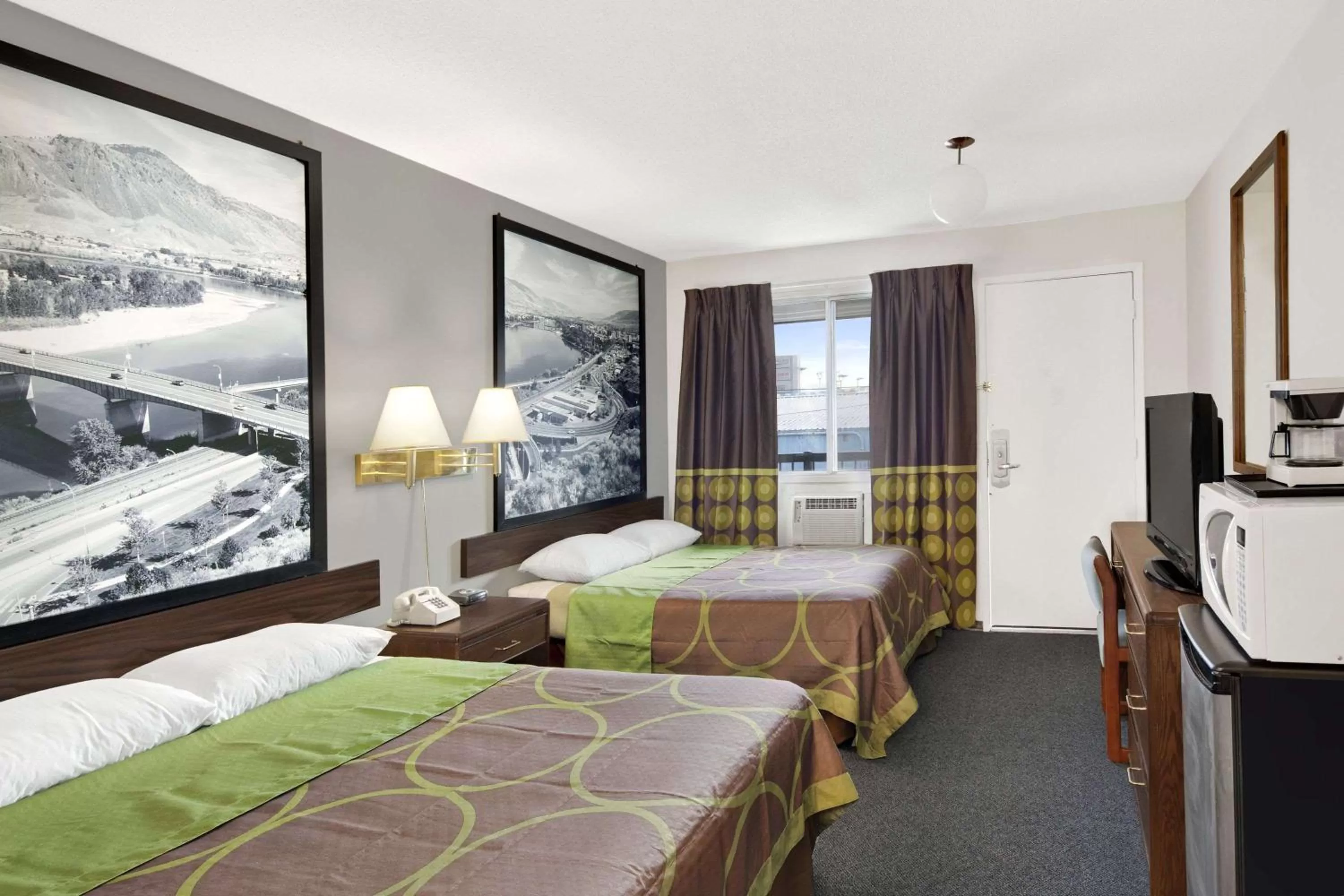 Photo of the whole room, Bed in Super 8 by Wyndham Kamloops East