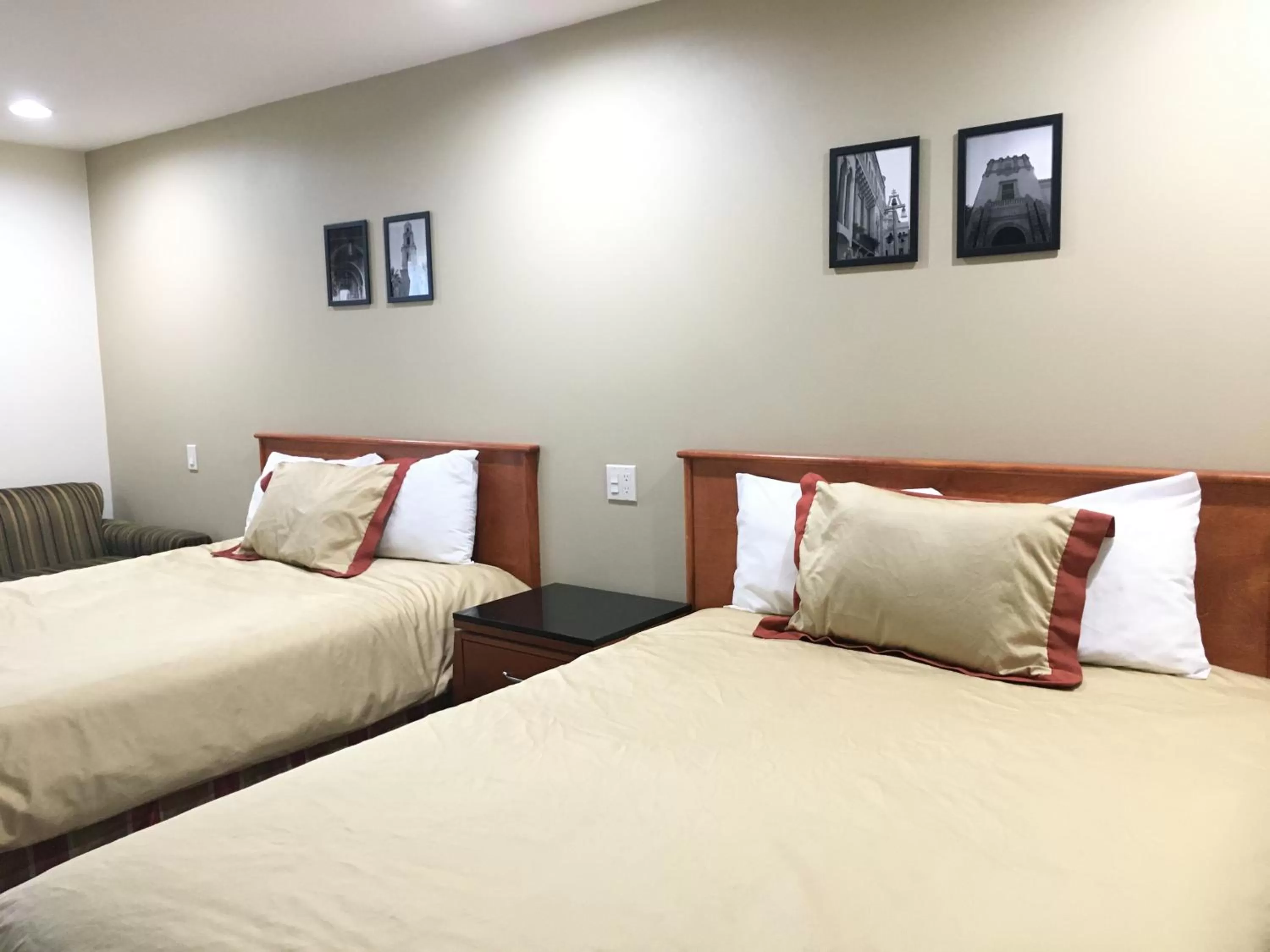 Photo of the whole room, Bed in Simply Home Inn & Suites - Riverside