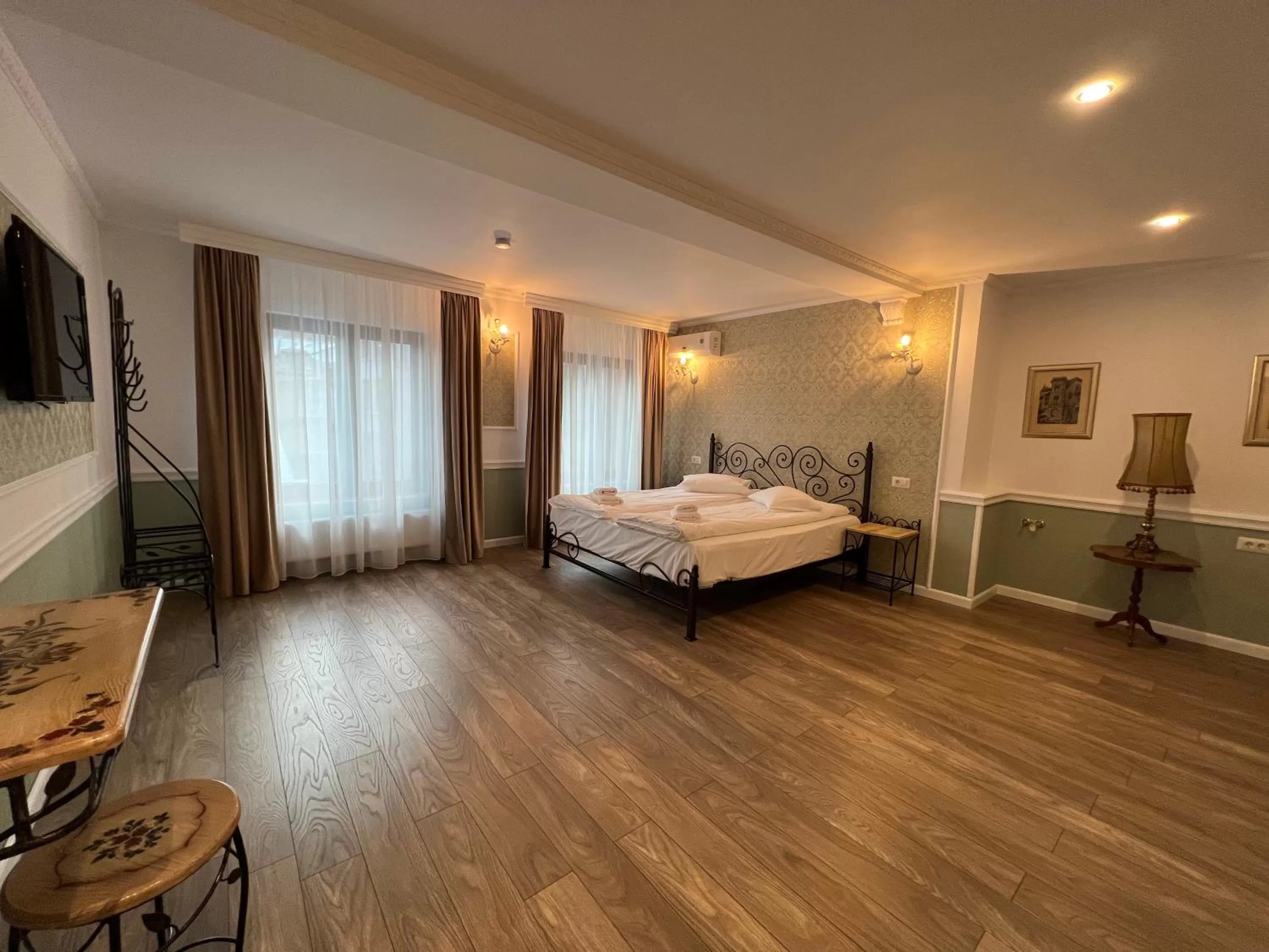 Photo of the whole room, Bed in Hotel Boutique Cathedral Plaza Residences room for rent downtown