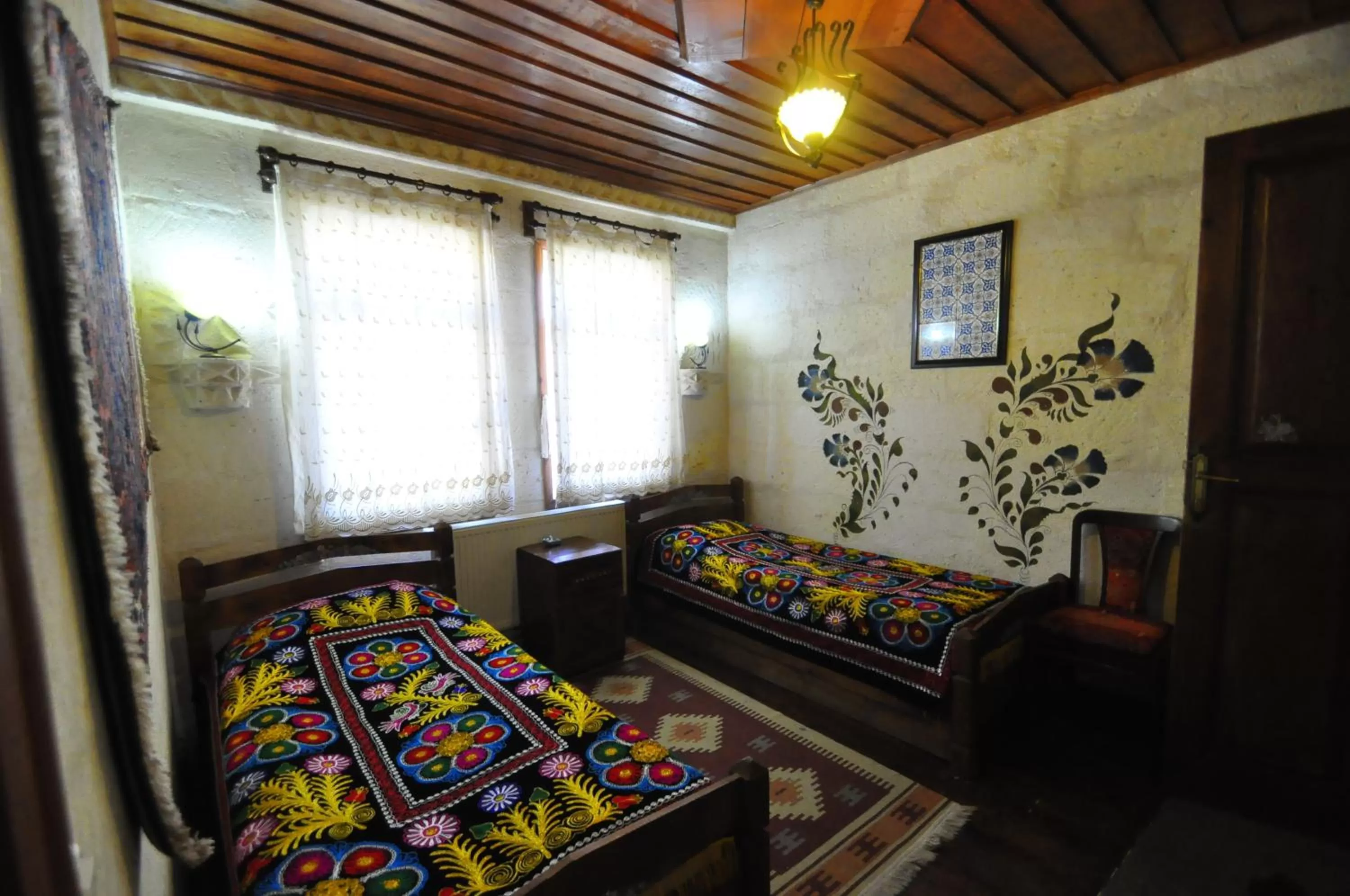 Photo of the whole room, Bed in Kismet Cave House