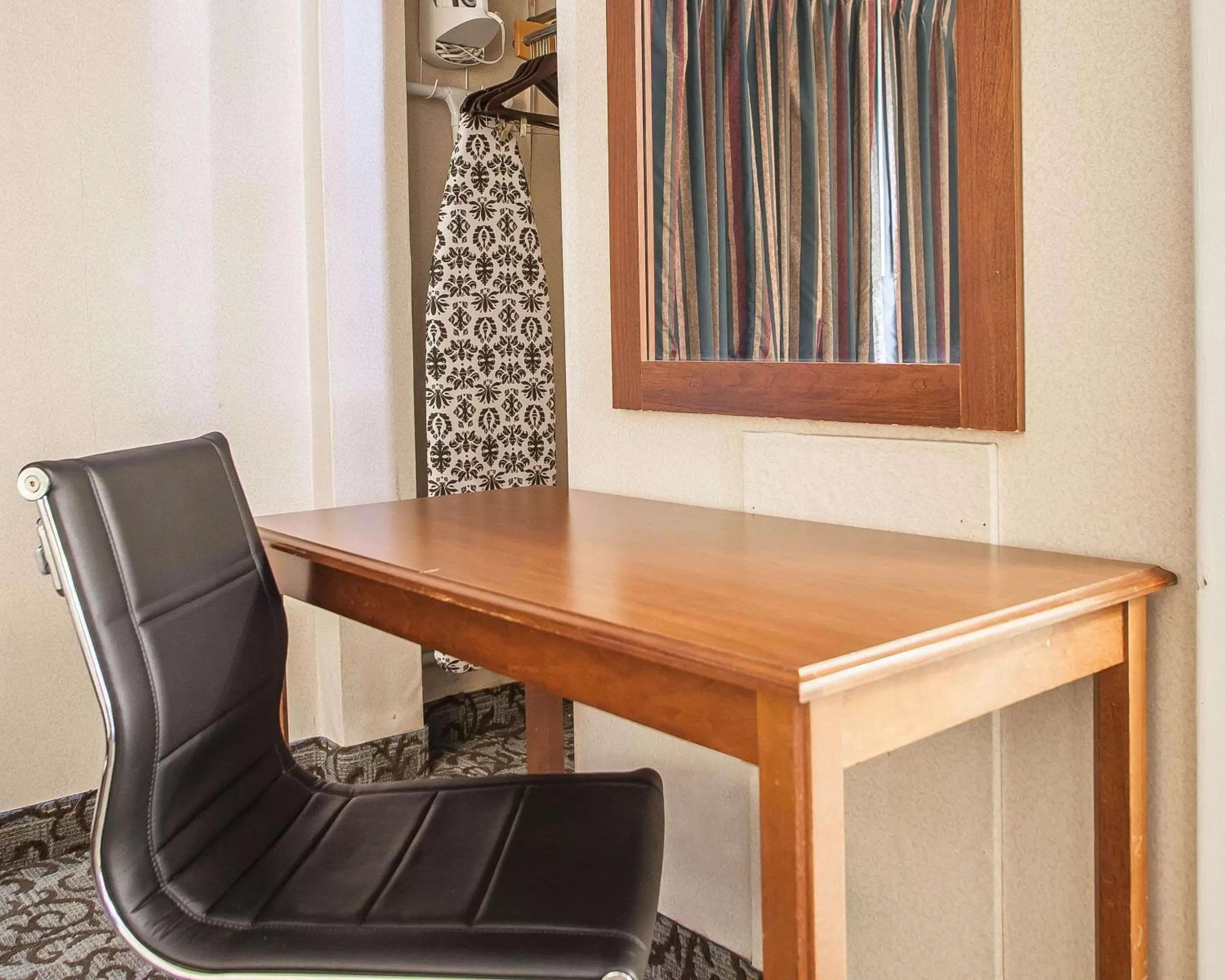 Photo of the whole room in Econo Lodge