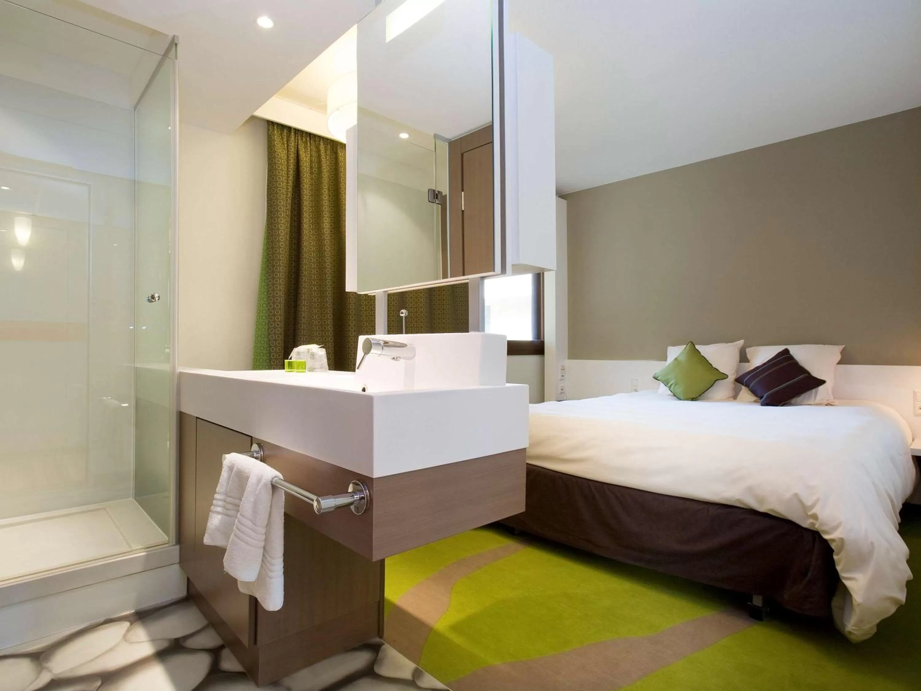 Photo of the whole room, Bed in ibis Styles Bordeaux Aéroport