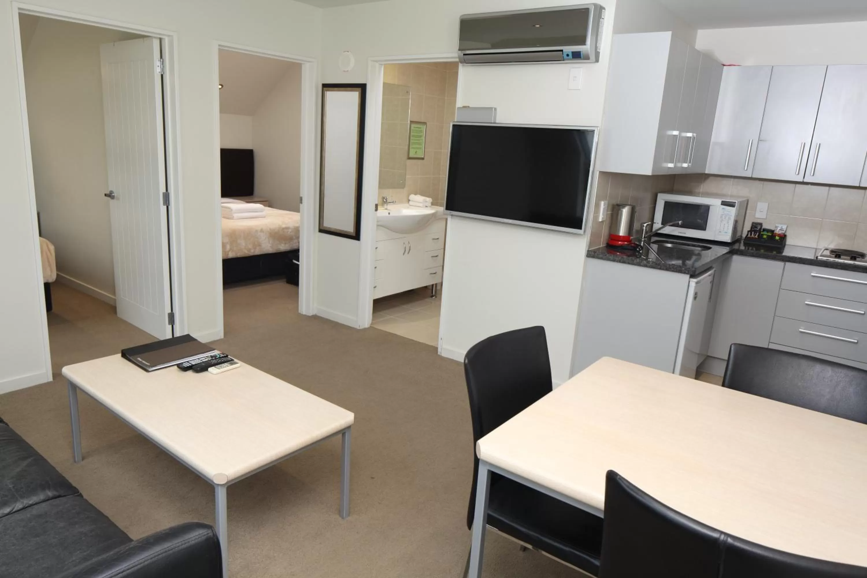 Living room, Bed in Alpha Motel with Spa-Bath