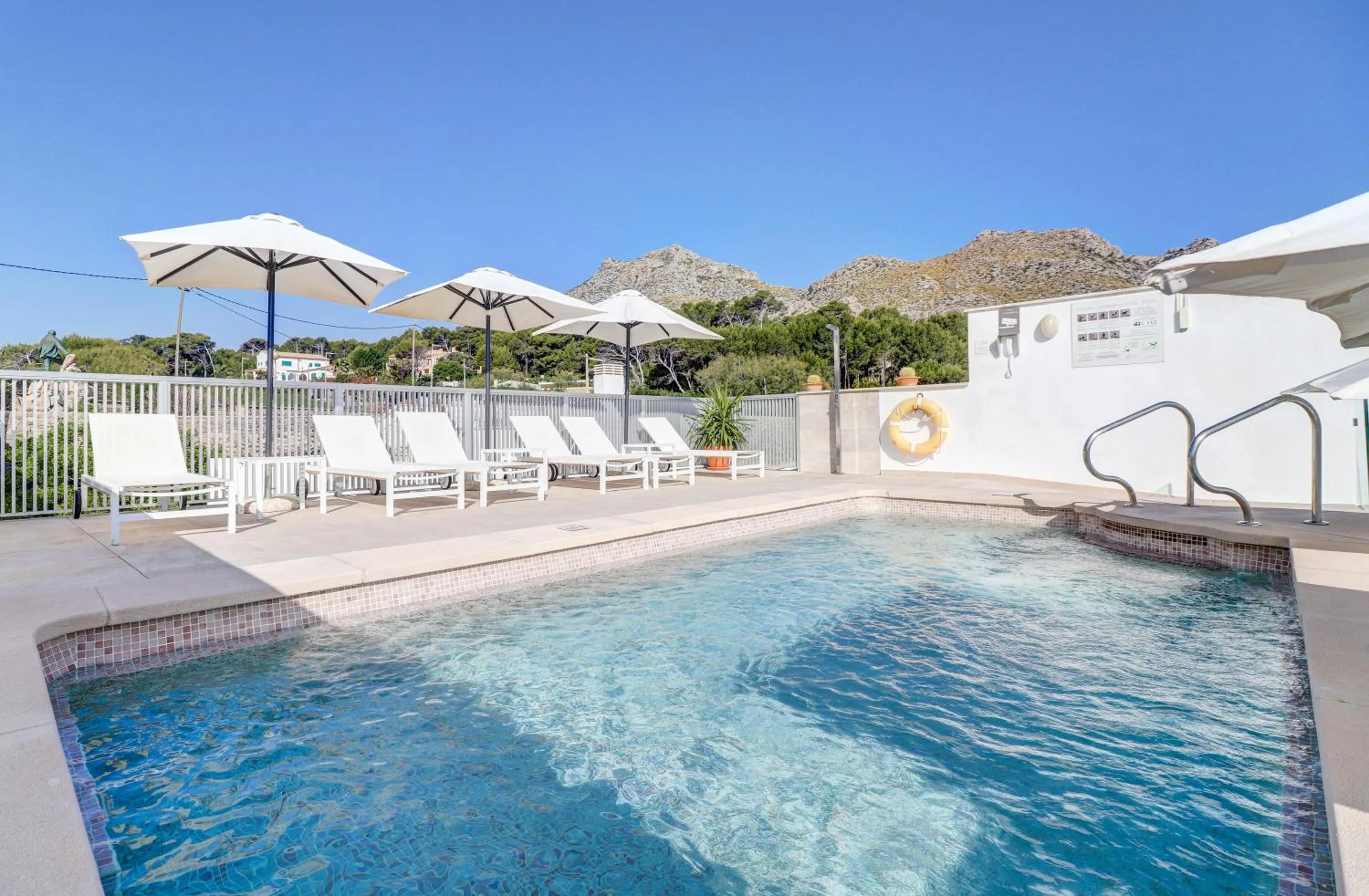 Swimming pool in Hoposa Niu