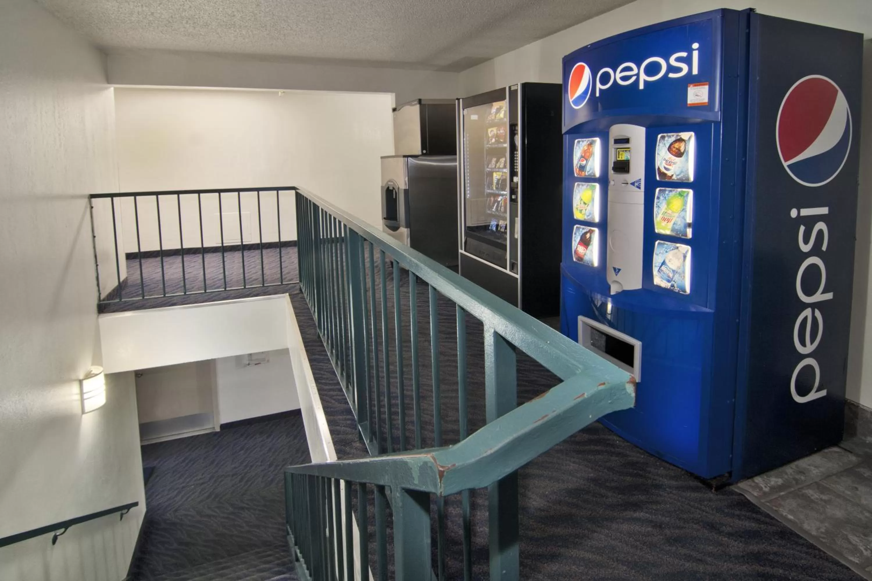 Food and drinks in Motel 6-Lakeville, MN - South - Lakeville