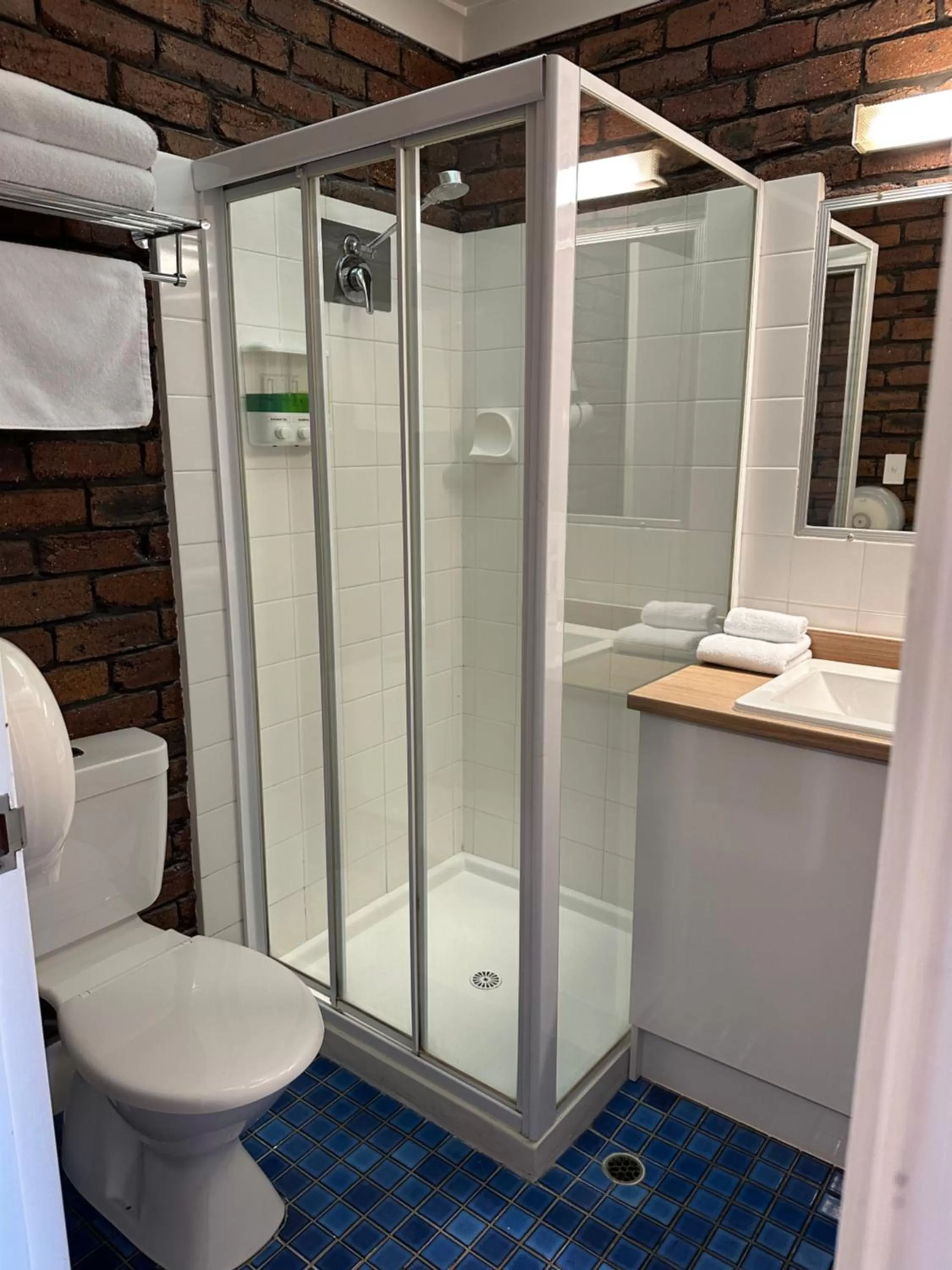 Shower in Logan City Motor Inn