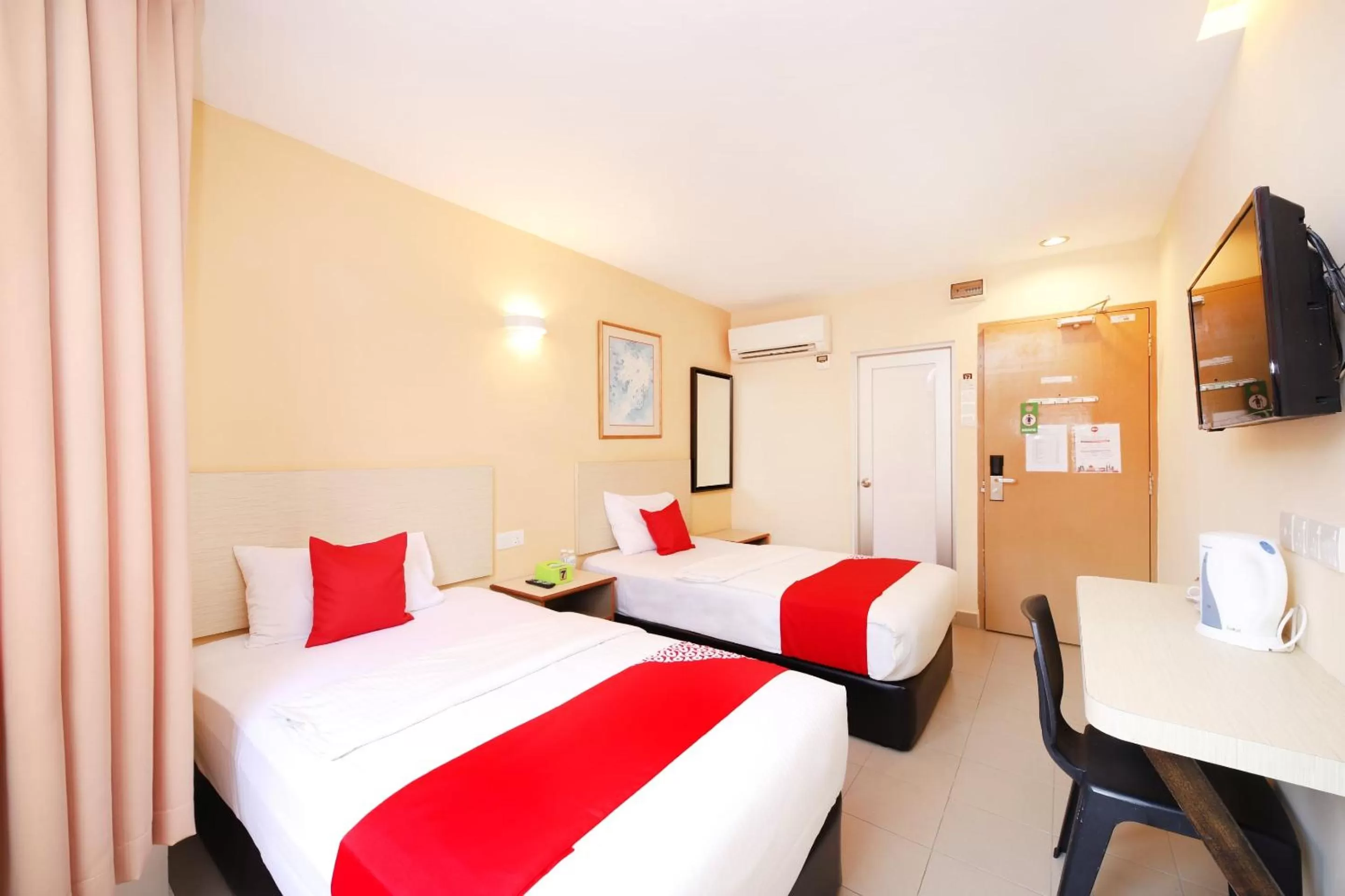 Bedroom in Super OYO 635 Seven Days Hotel