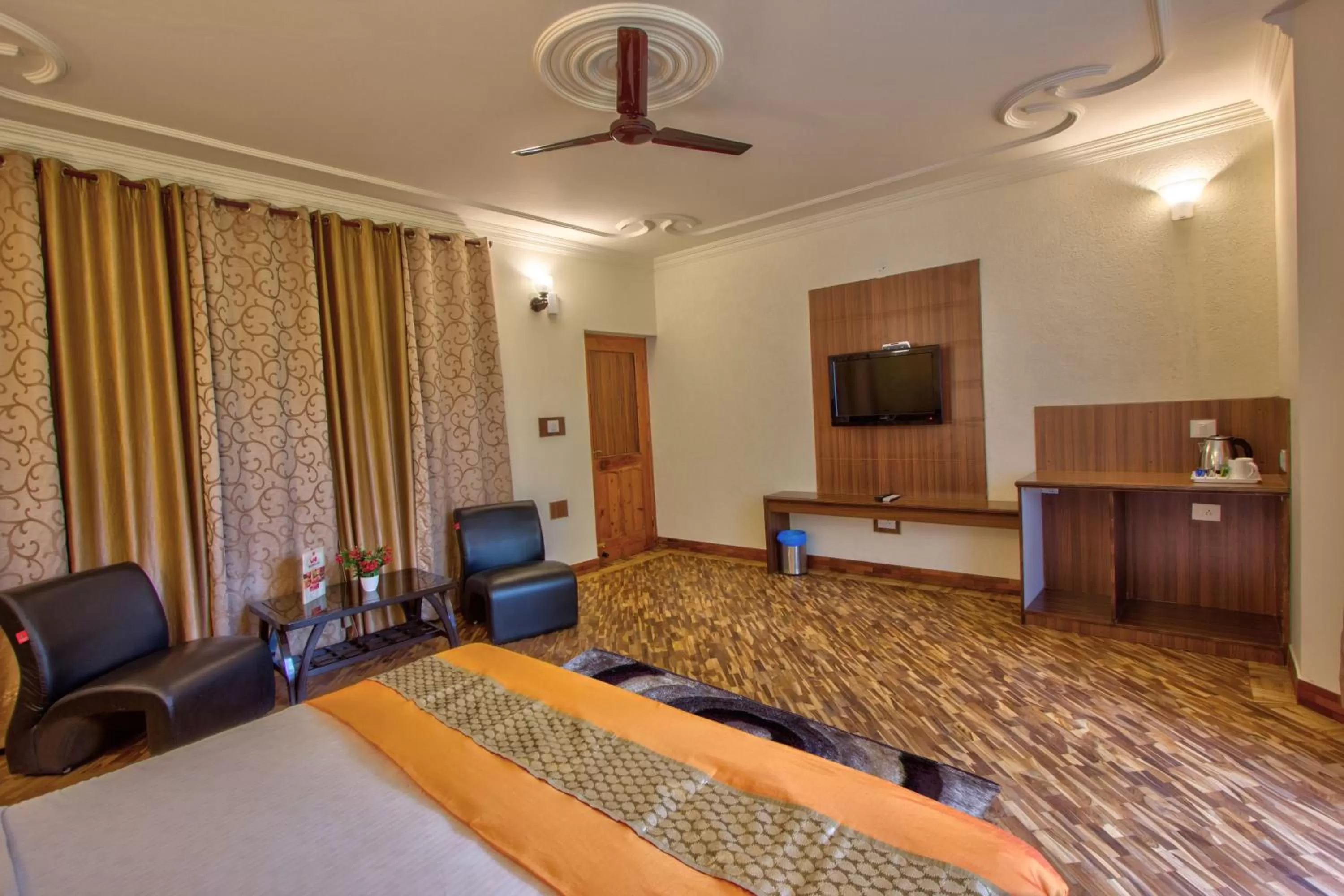 Photo of the whole room, Bed in Woodstock Inn Manali 800 Mtrs from Mall Road