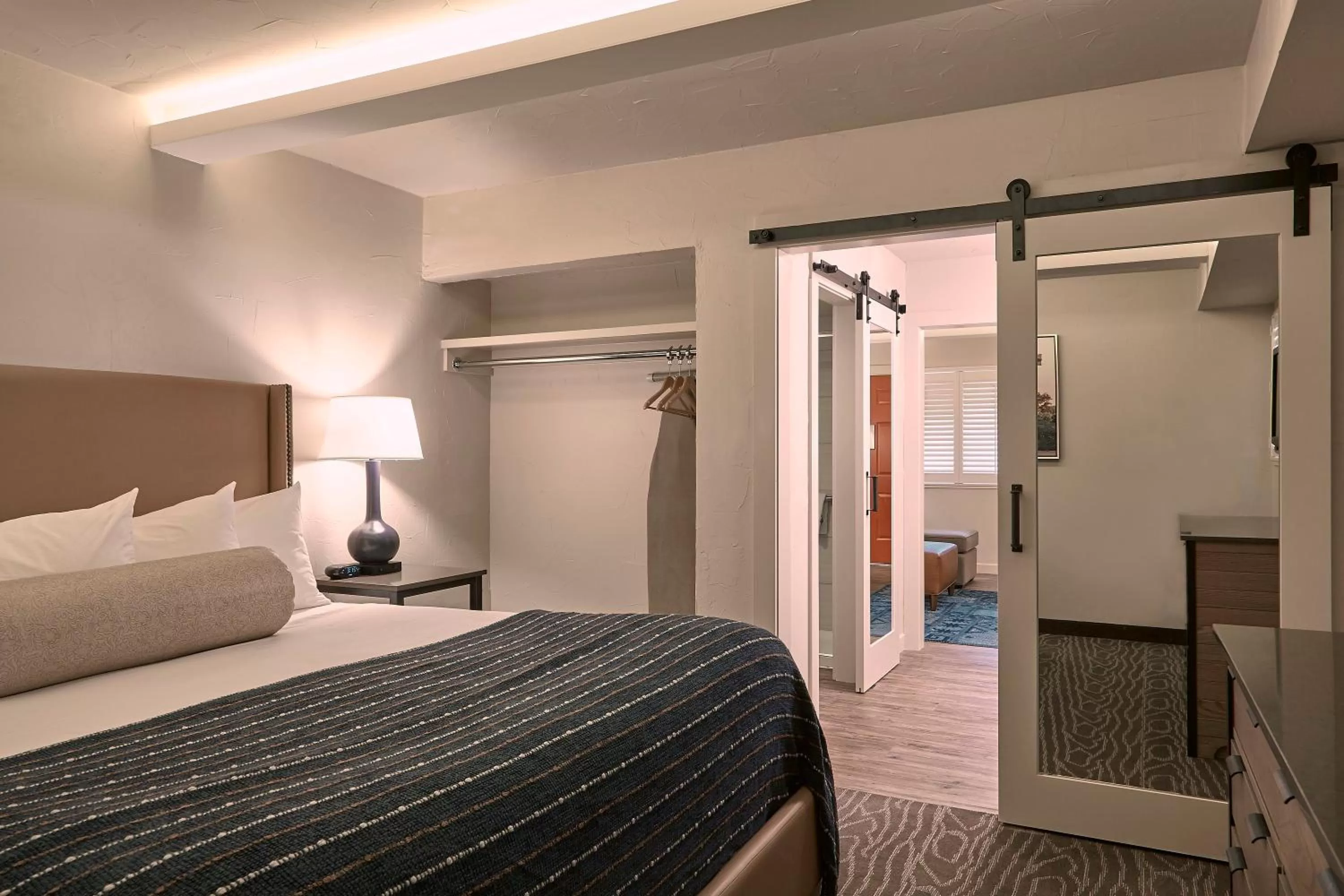 Photo of the whole room, Bed in Fredericksburg Inn and Suites