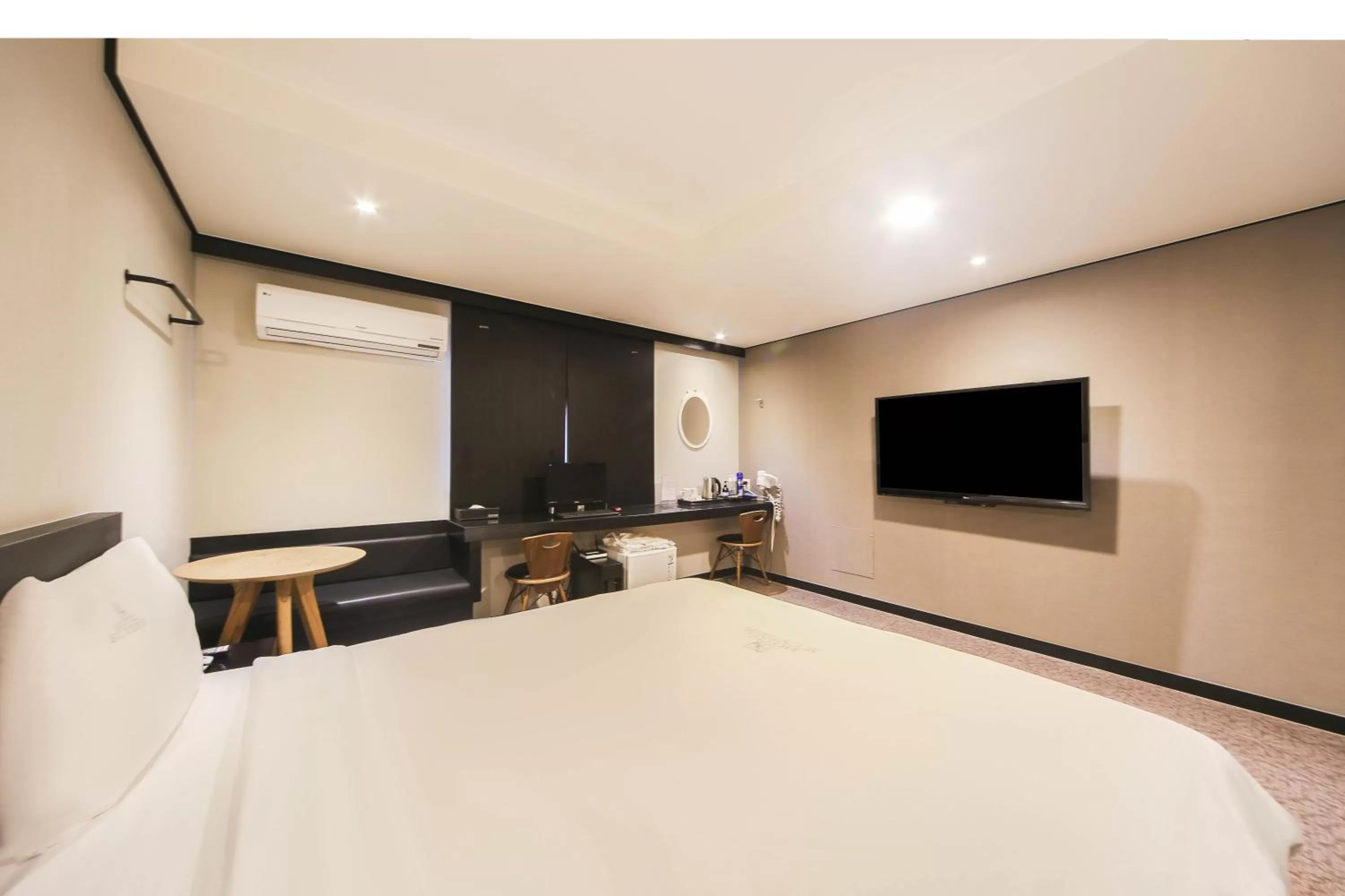 Bedroom, Bed in Elysee Hotel