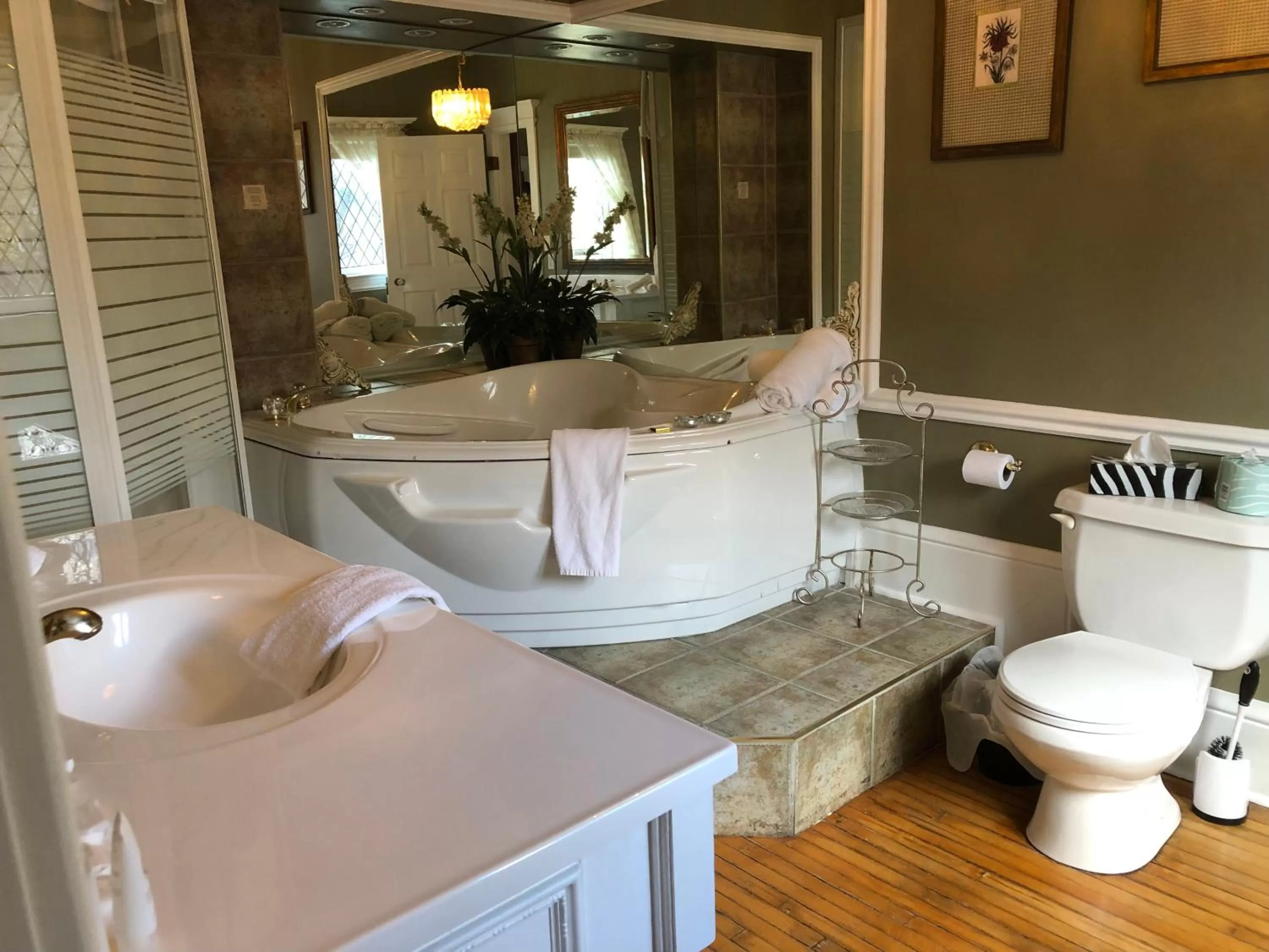 Bathroom in Leaside Manor