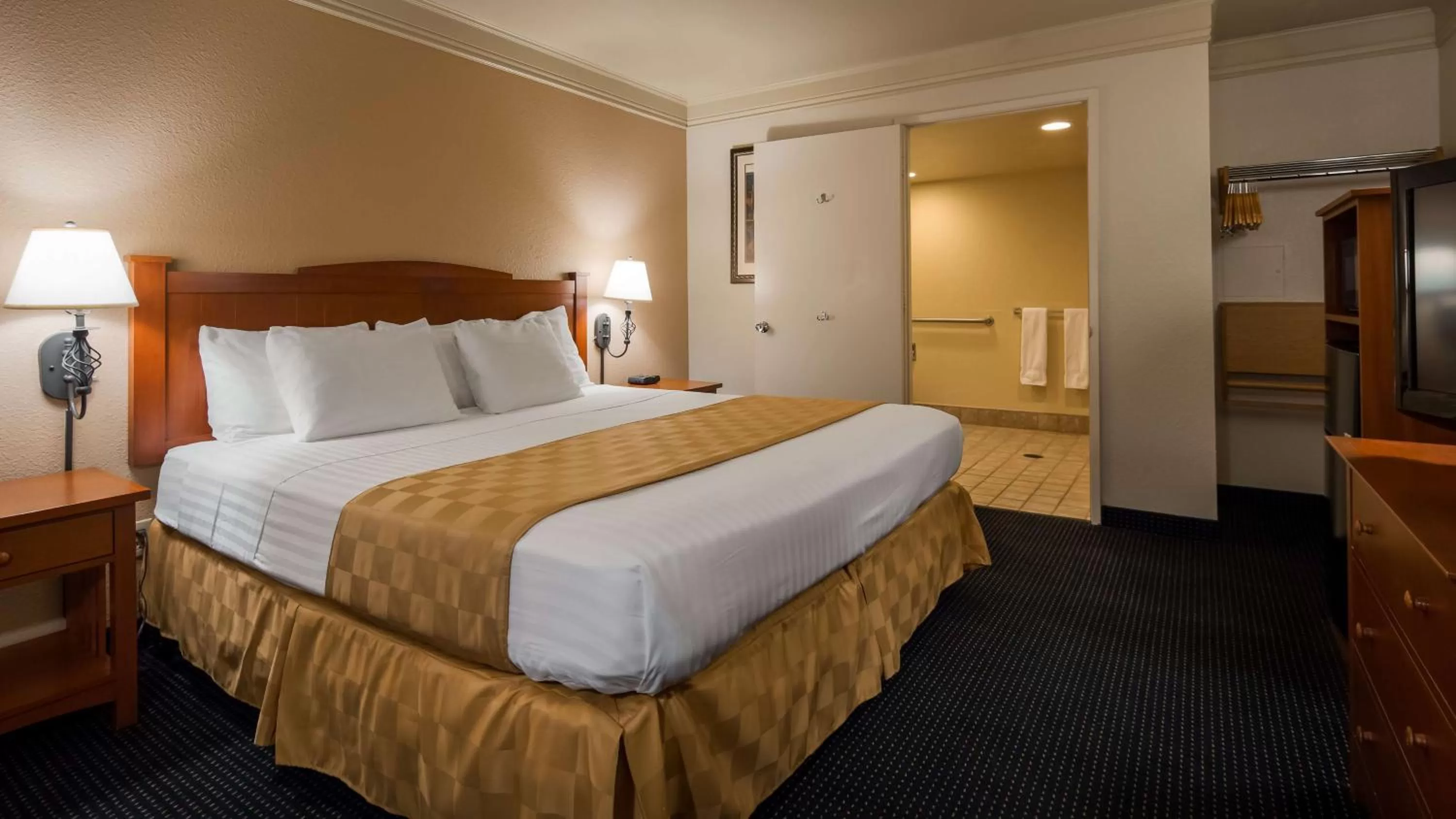 King Room with Roll-In Shower - Mobility Access/Non-Smoking in Best Western Cordelia Inn