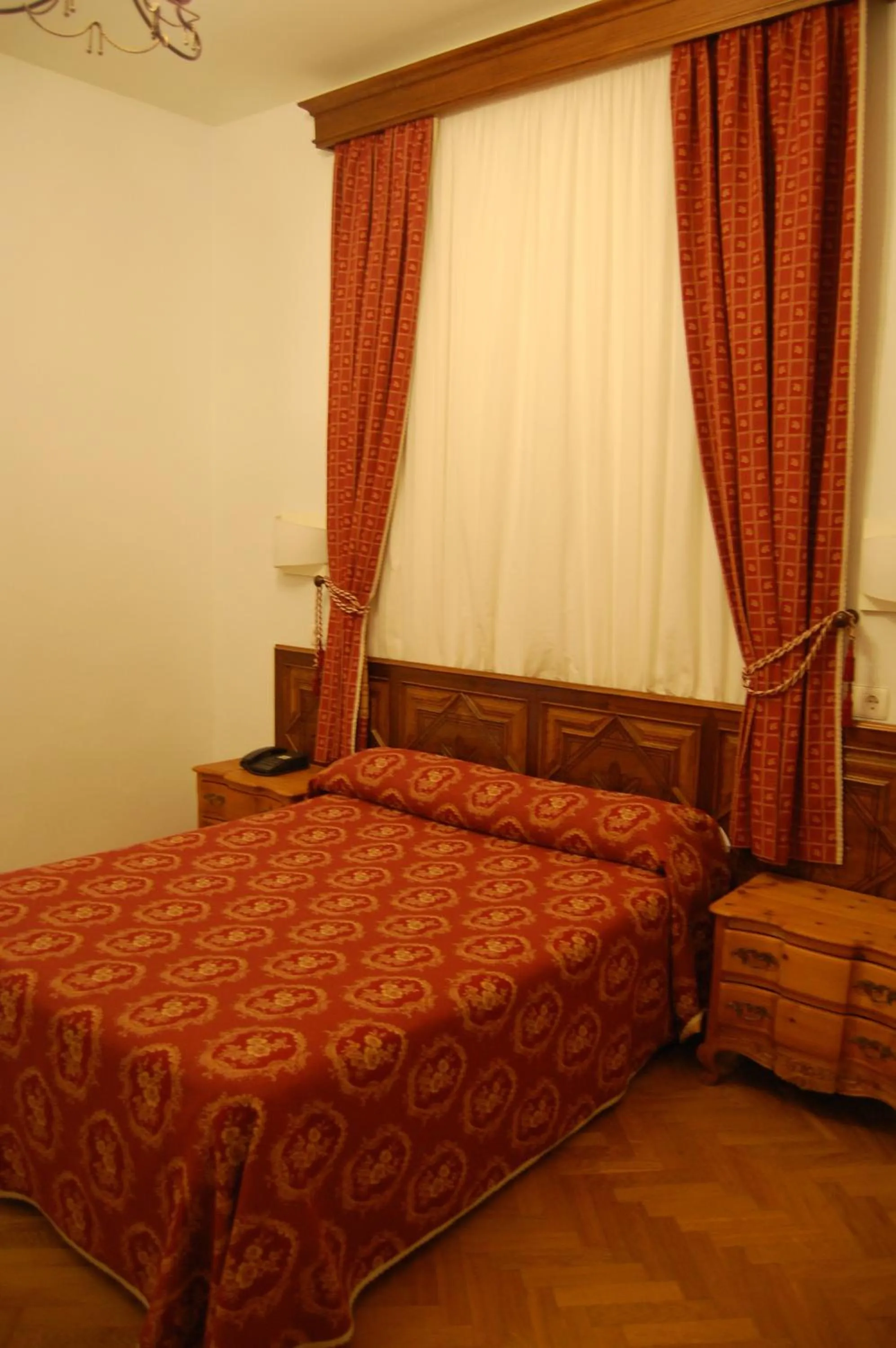 Photo of the whole room, Bed in Hospederia del Real Monasterio