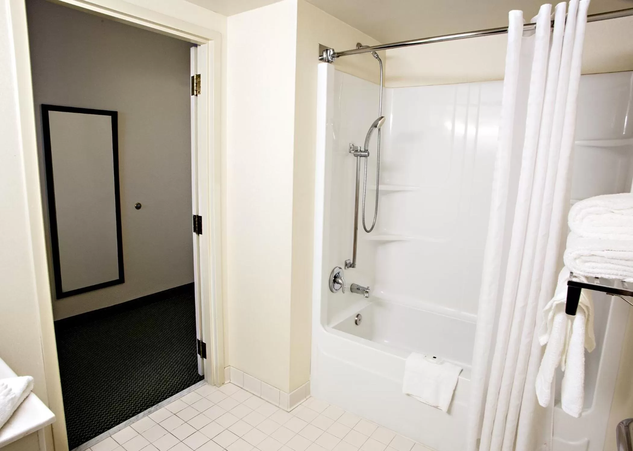 Bathroom in Country Inn & Suites by Radisson, Harrisburg West Mechanicsburg