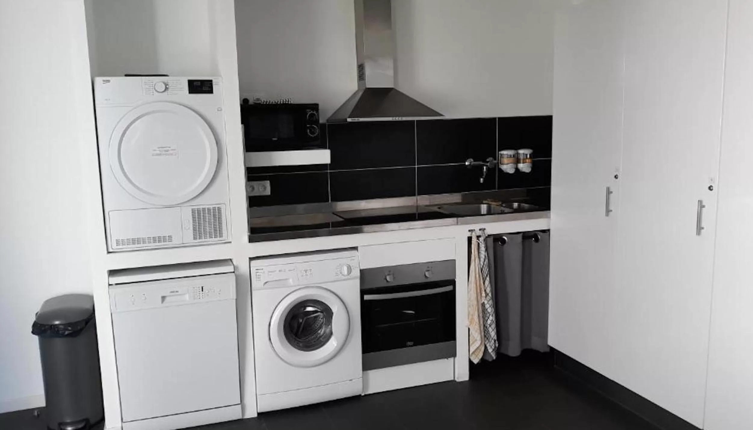 Communal kitchen in Les chambres de l'Abbaye