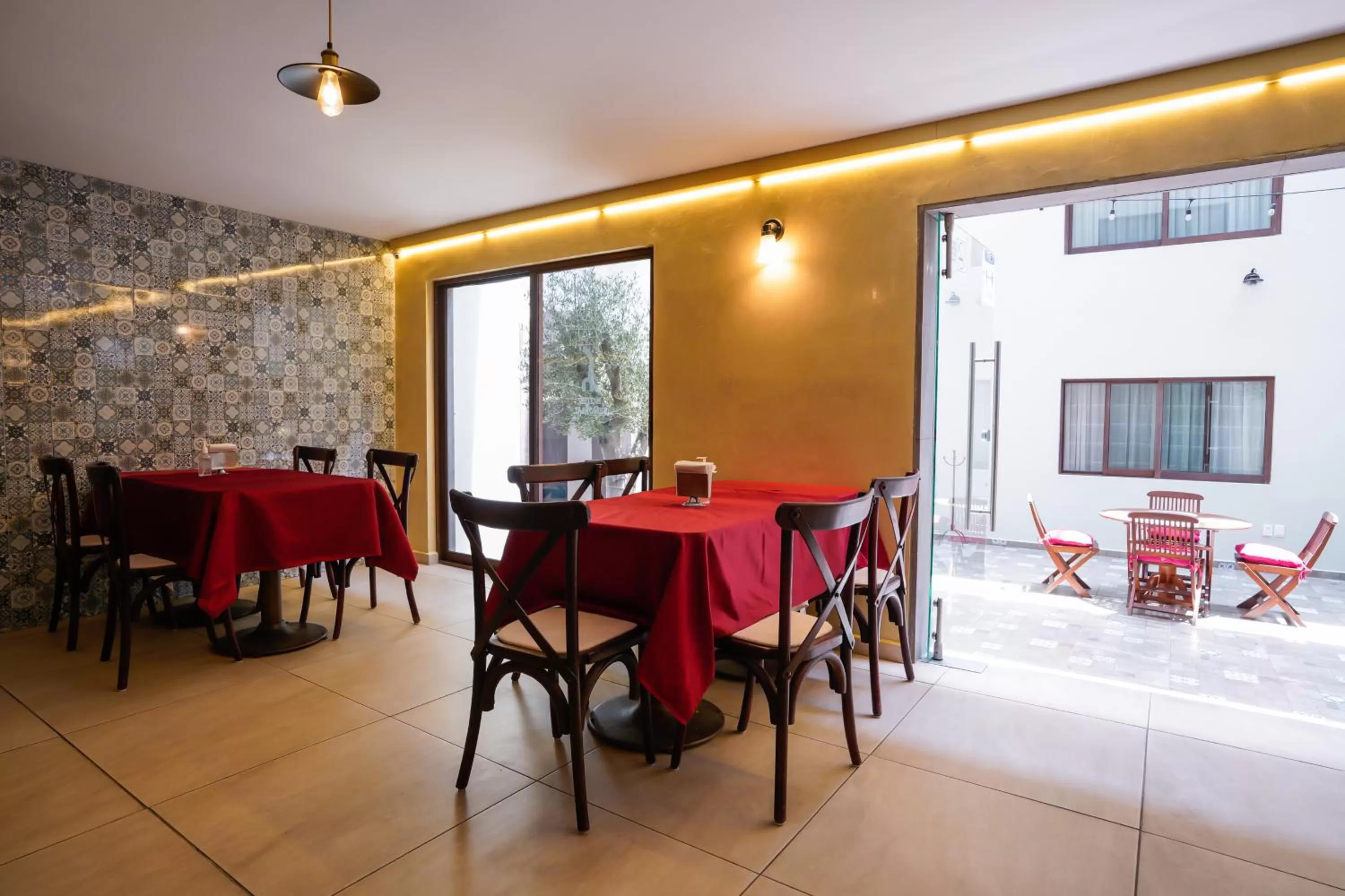 Restaurant/places to eat in Hotel Senorial