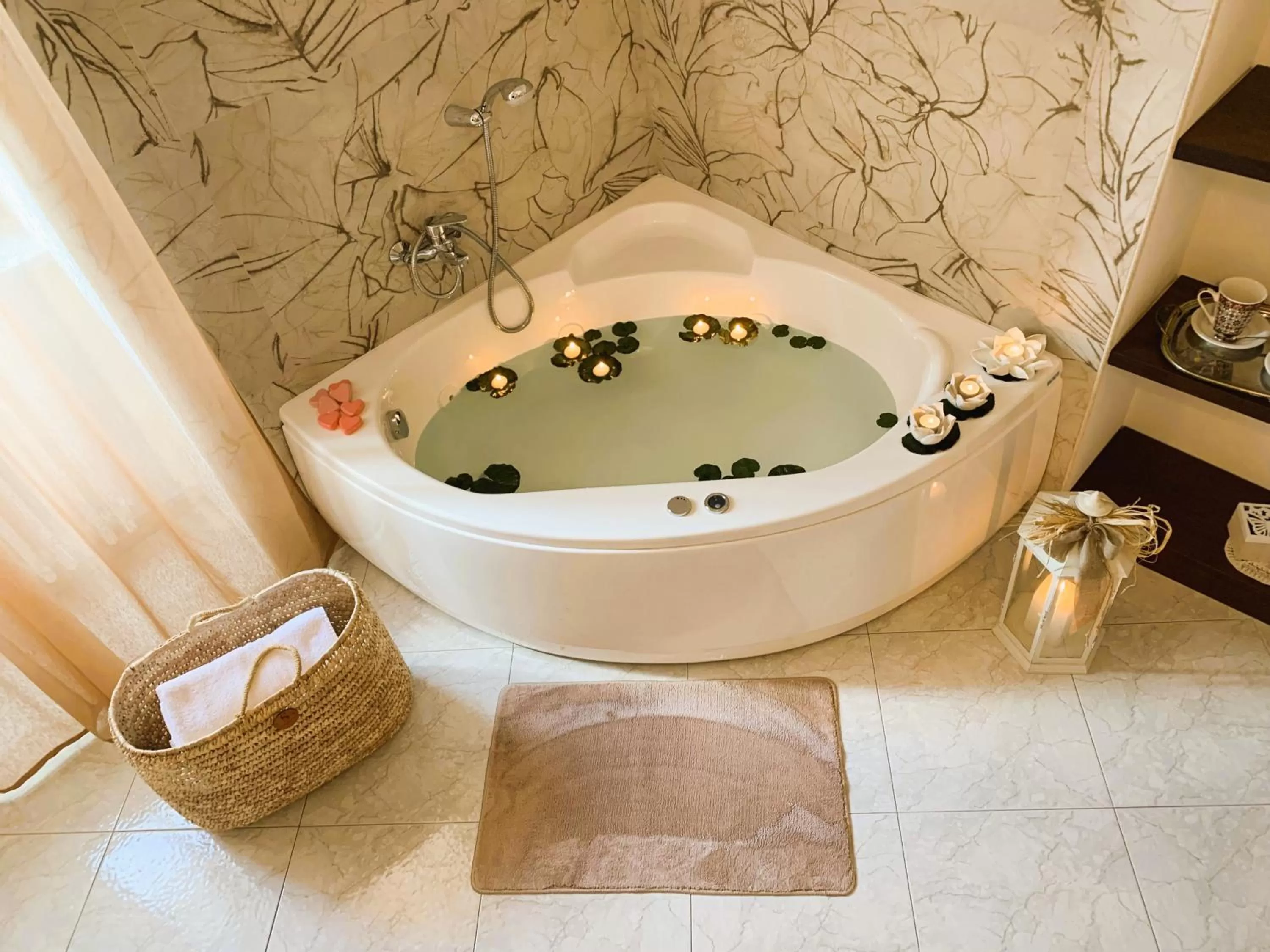 Hot Tub in B&B Villa Maggi