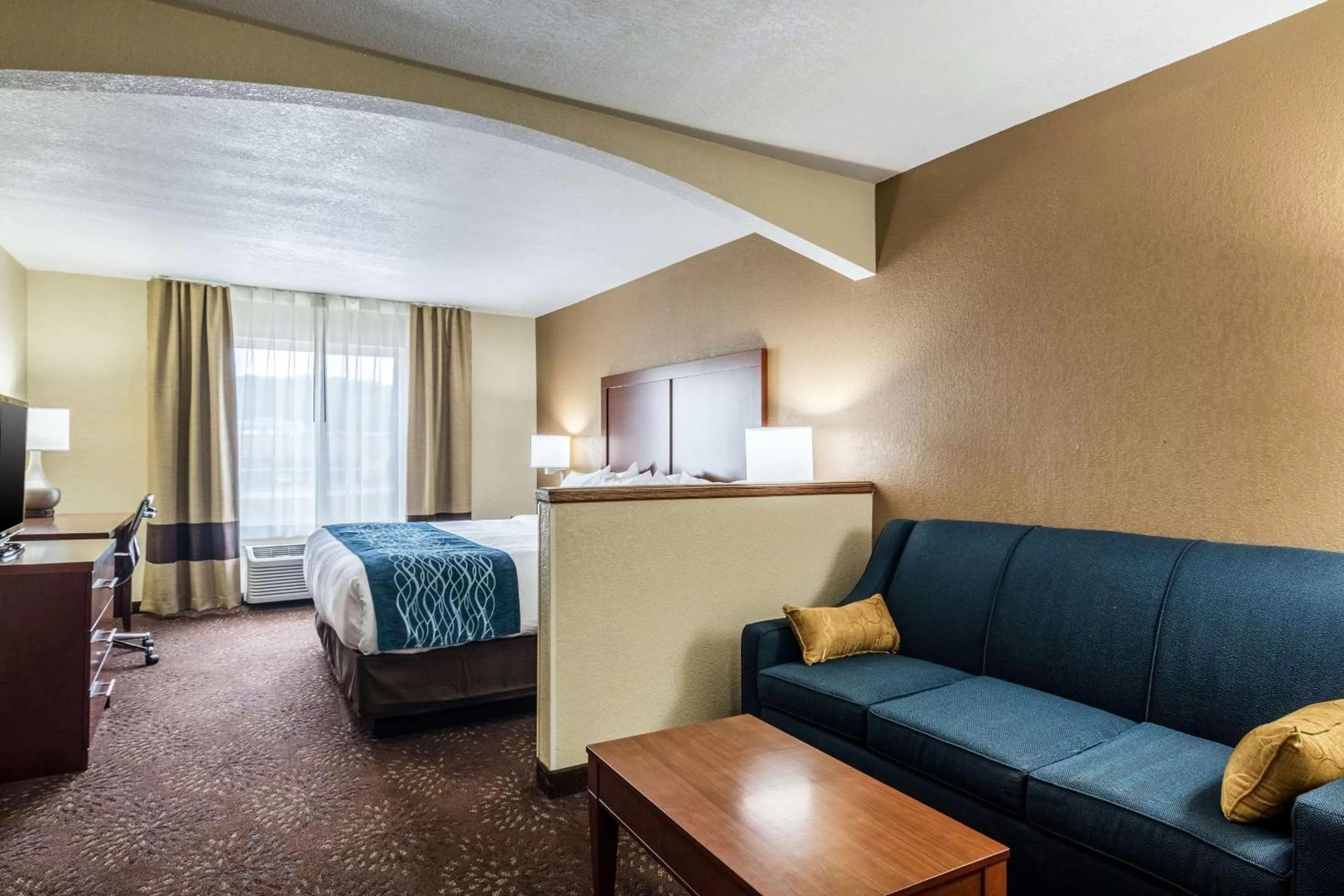 Photo of the whole room, Bed in Comfort Inn & Suites - Hannibal