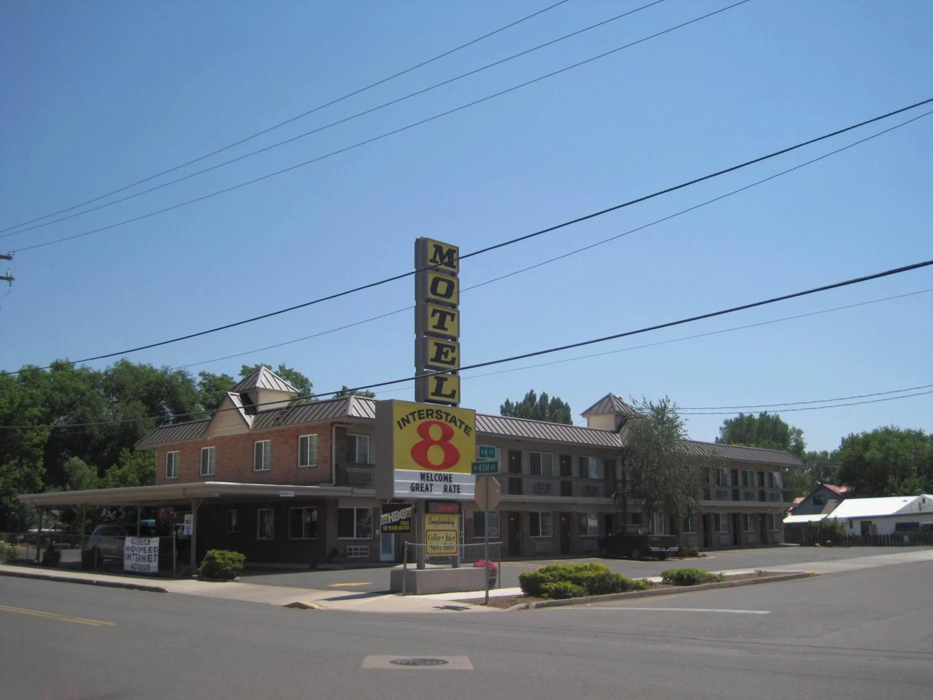Facade/entrance in Interstate 8 Motel