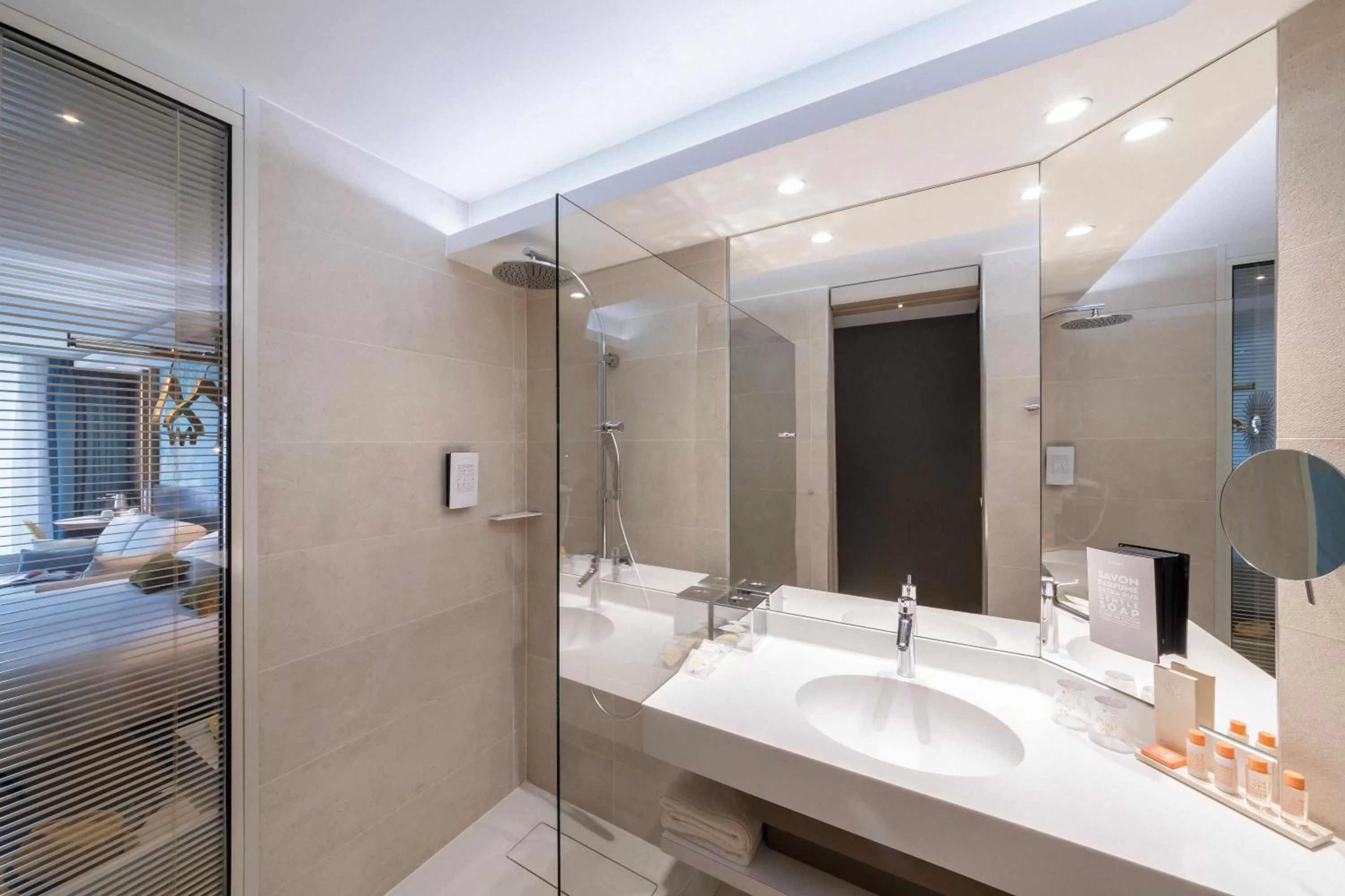 Shower, Bed in voco Strasbourg Centre - The Garden by IHG