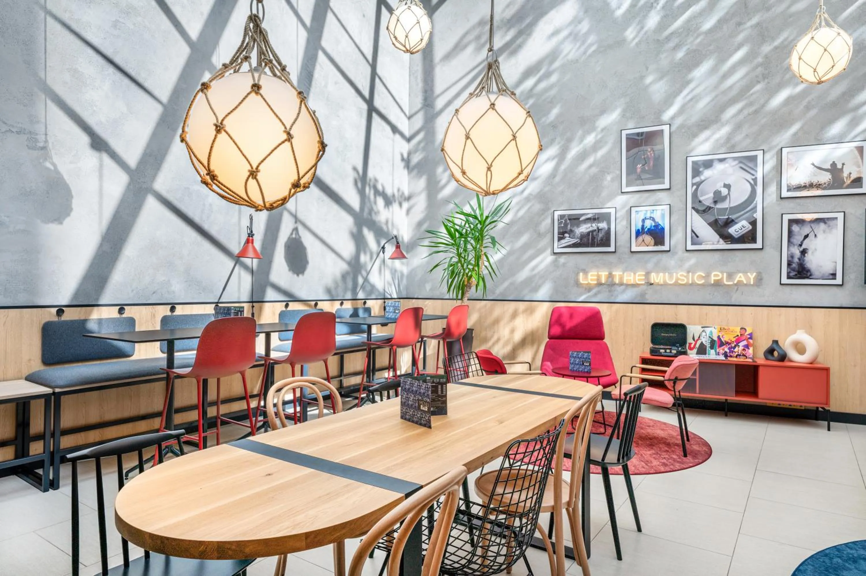 Communal lounge/ TV room in Ibis Budapest Centrum