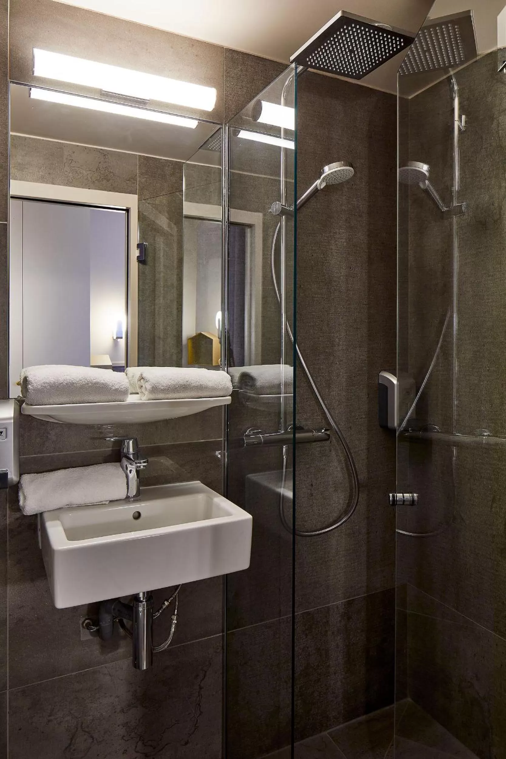 Bathroom in Hôtel de Roubaix