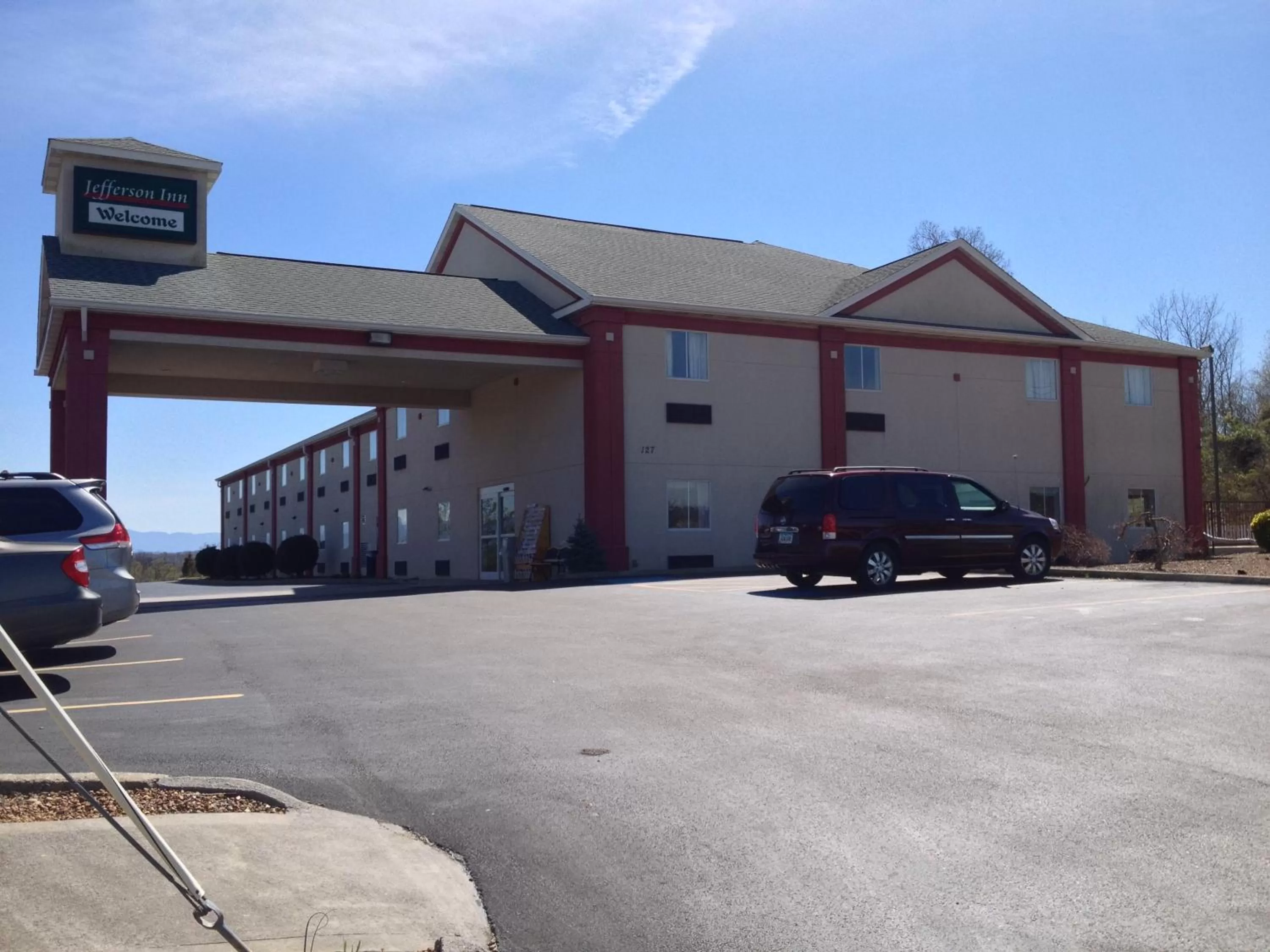 Property building in Jefferson Inn Dandridge