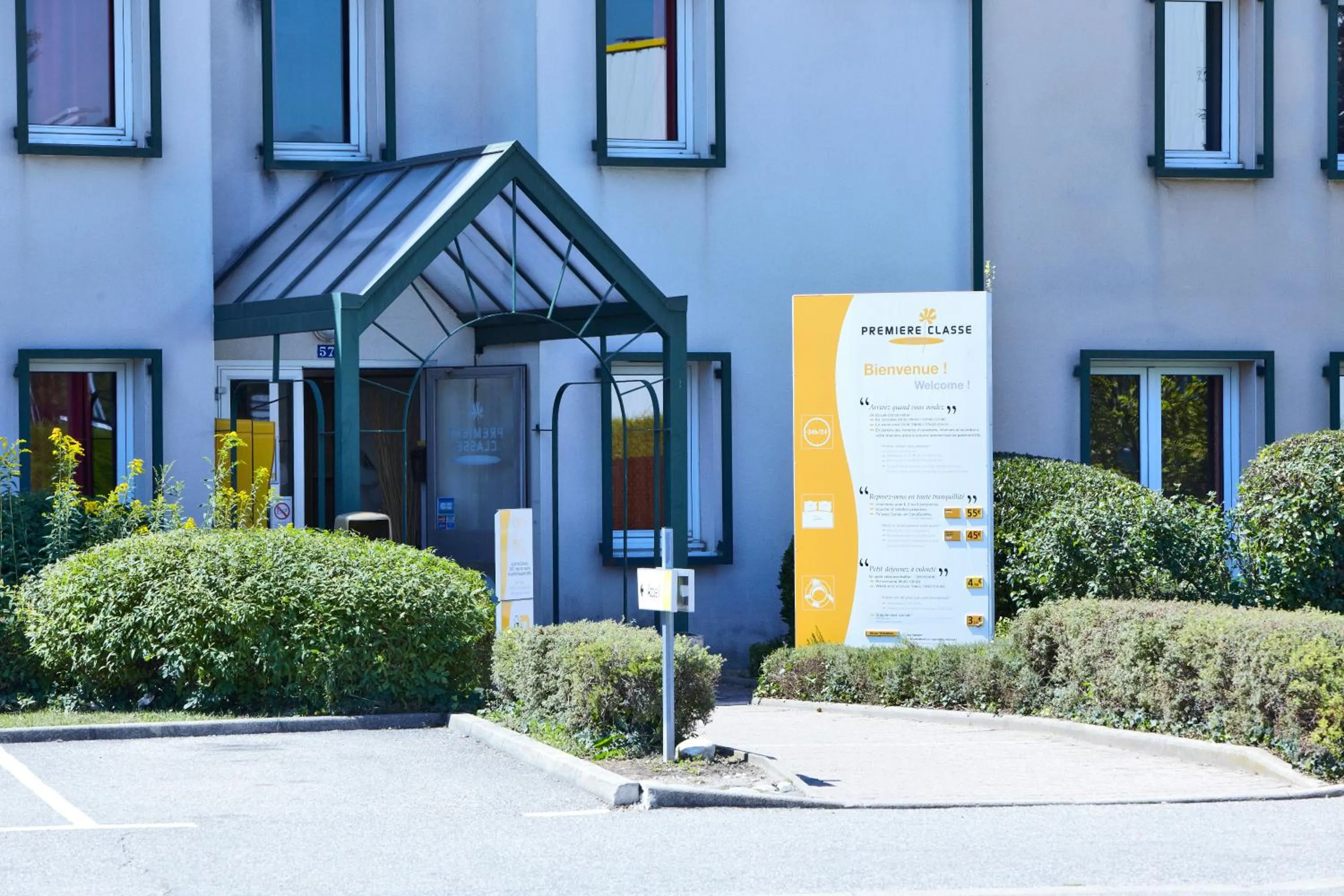 Facade/entrance in Premiere Classe Geneve - Saint Genis Pouilly