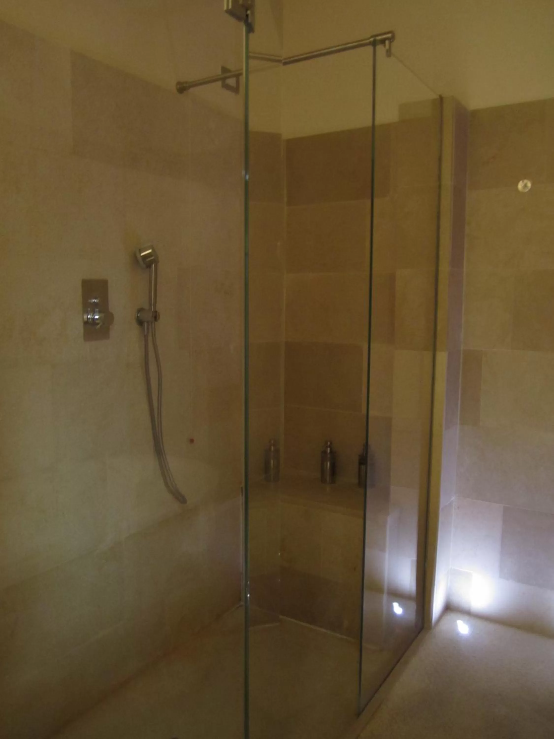 Shower in Maré Resort