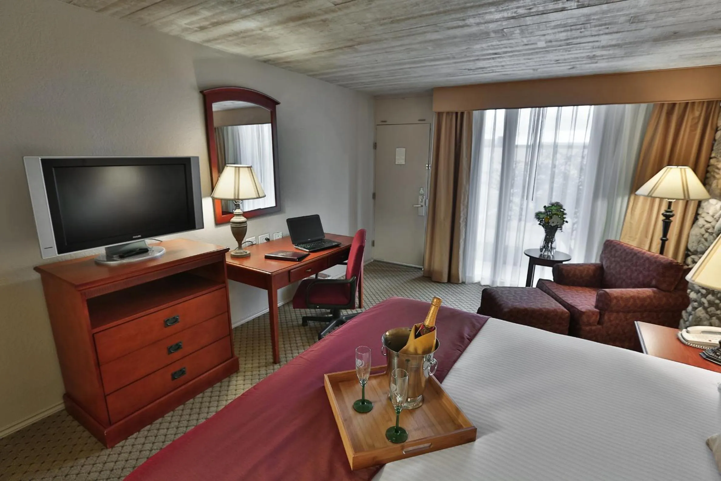 Photo of the whole room, Bed in Inn of the Hills Hotel and Conference Center