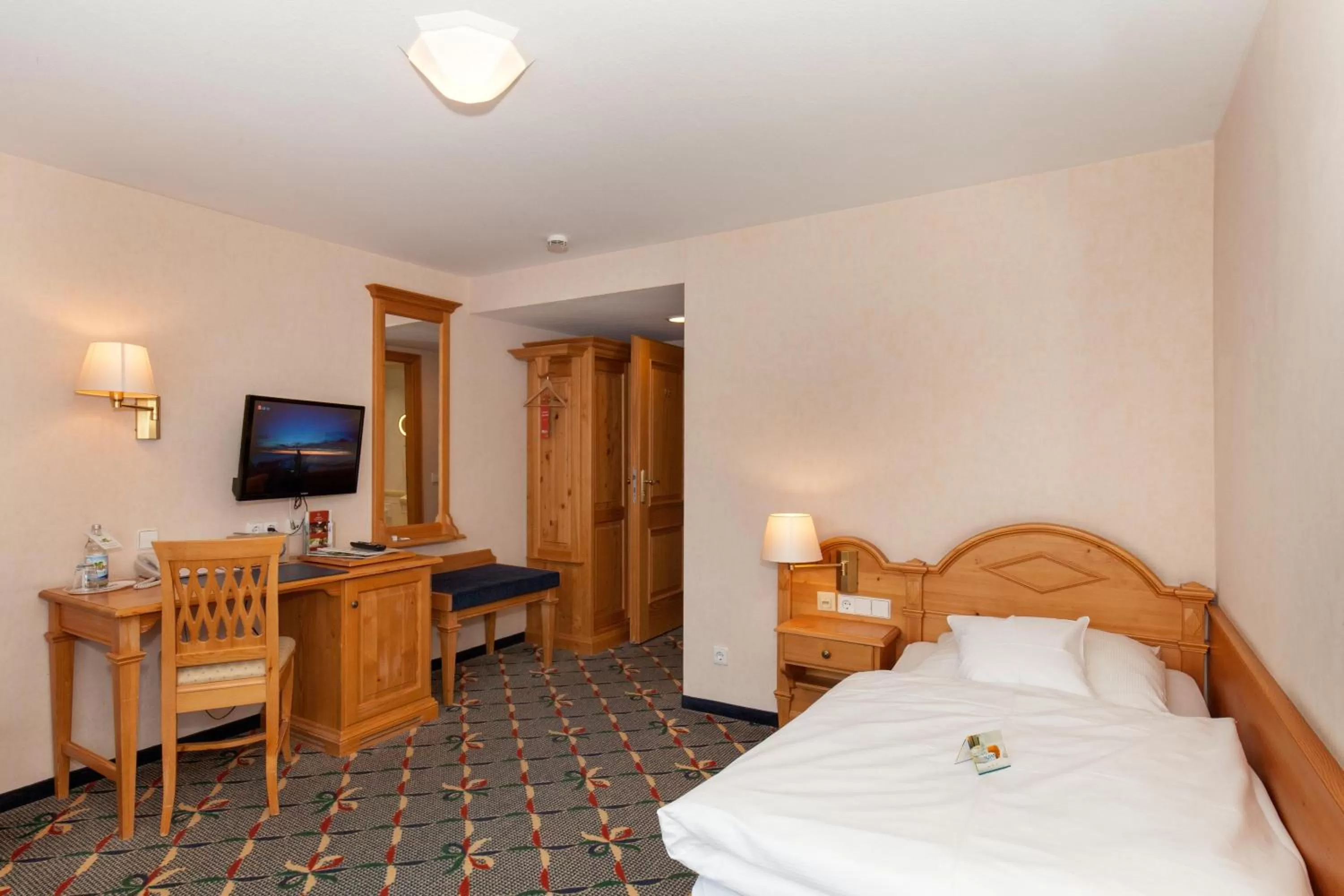 TV and multimedia, Bed in Landgasthof Hotel Hirsch