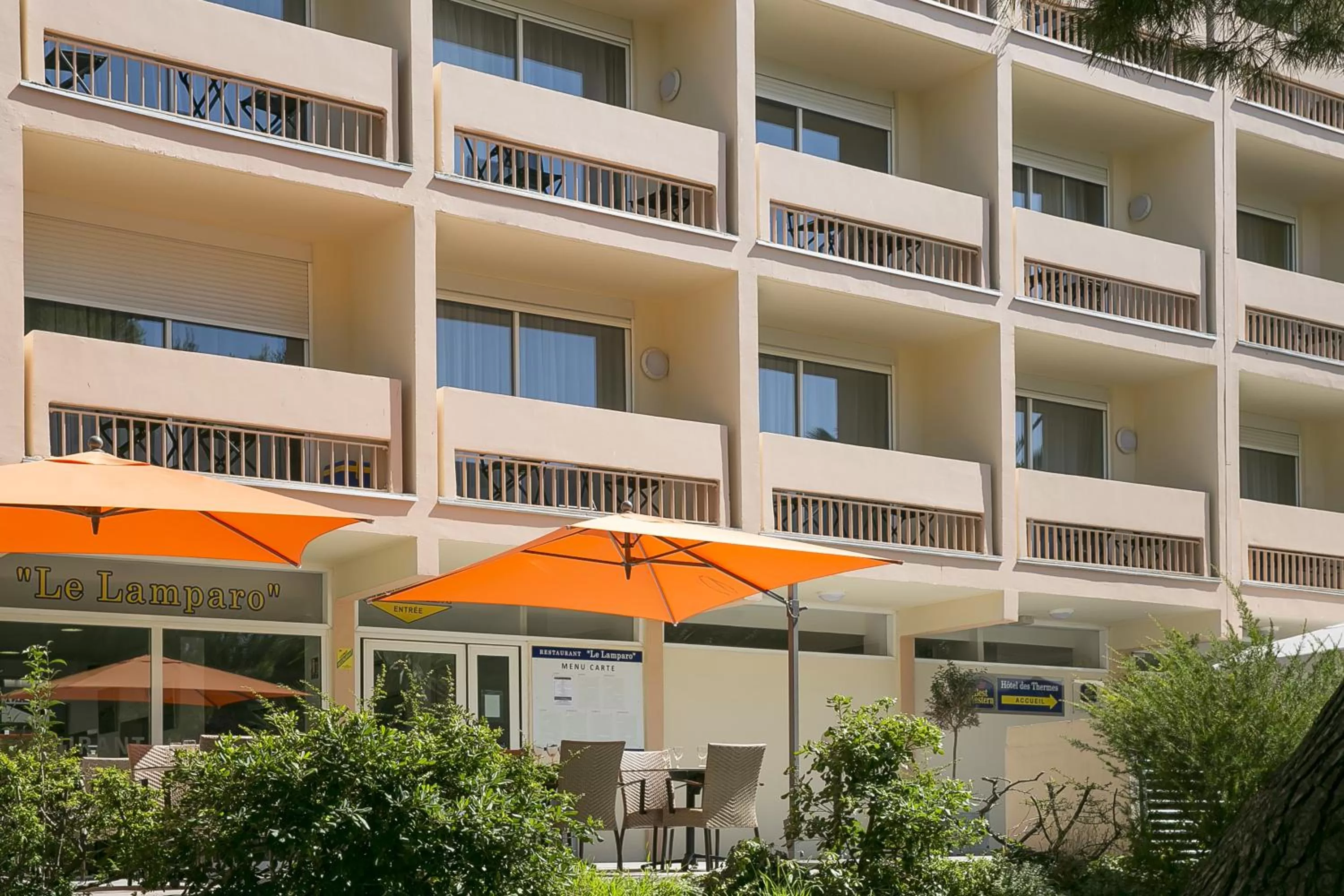 Property building in Best Western Hôtel des Thermes - Balaruc les Bains Sète