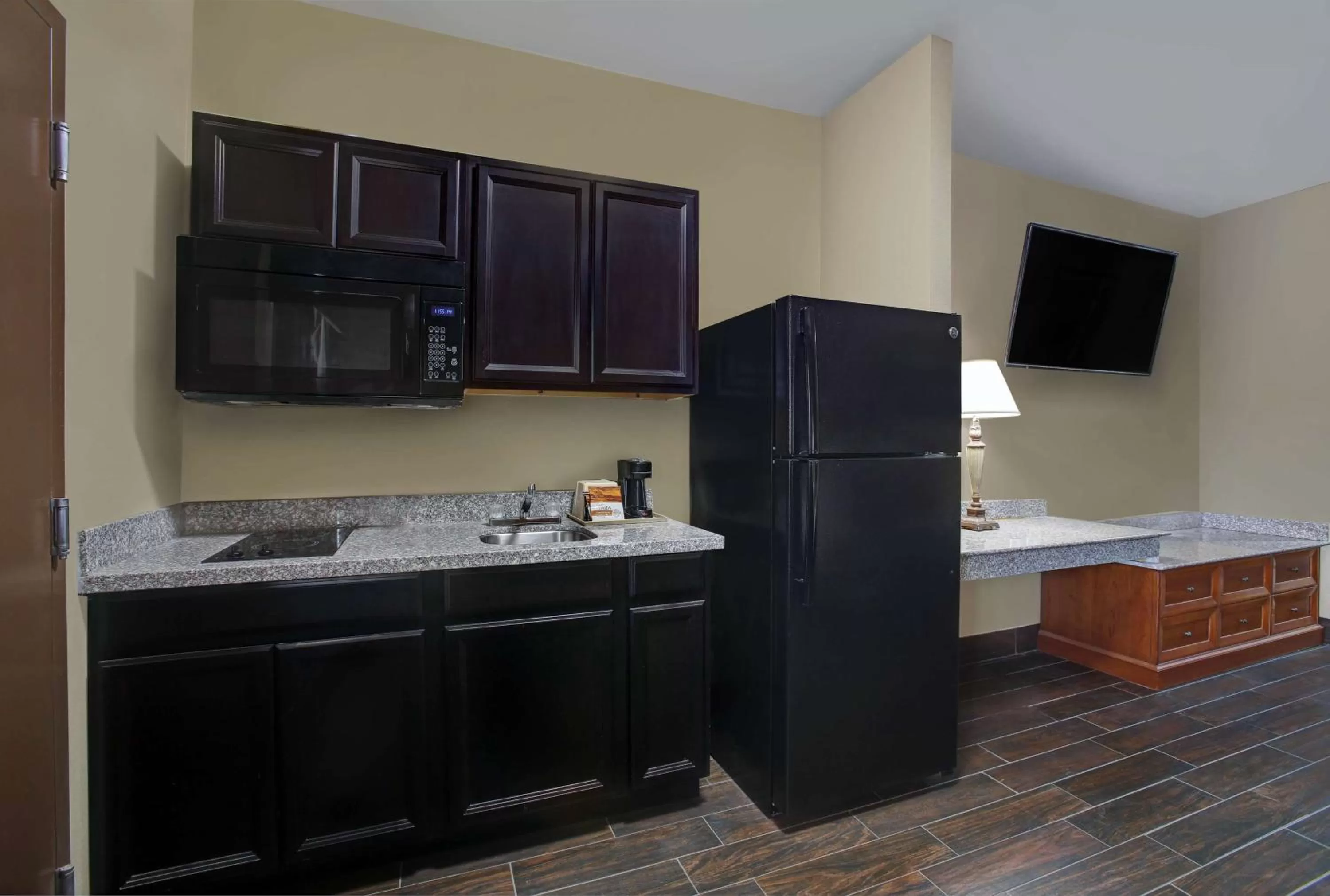 Photo of the whole room in Studio 6 Odessa, Tx