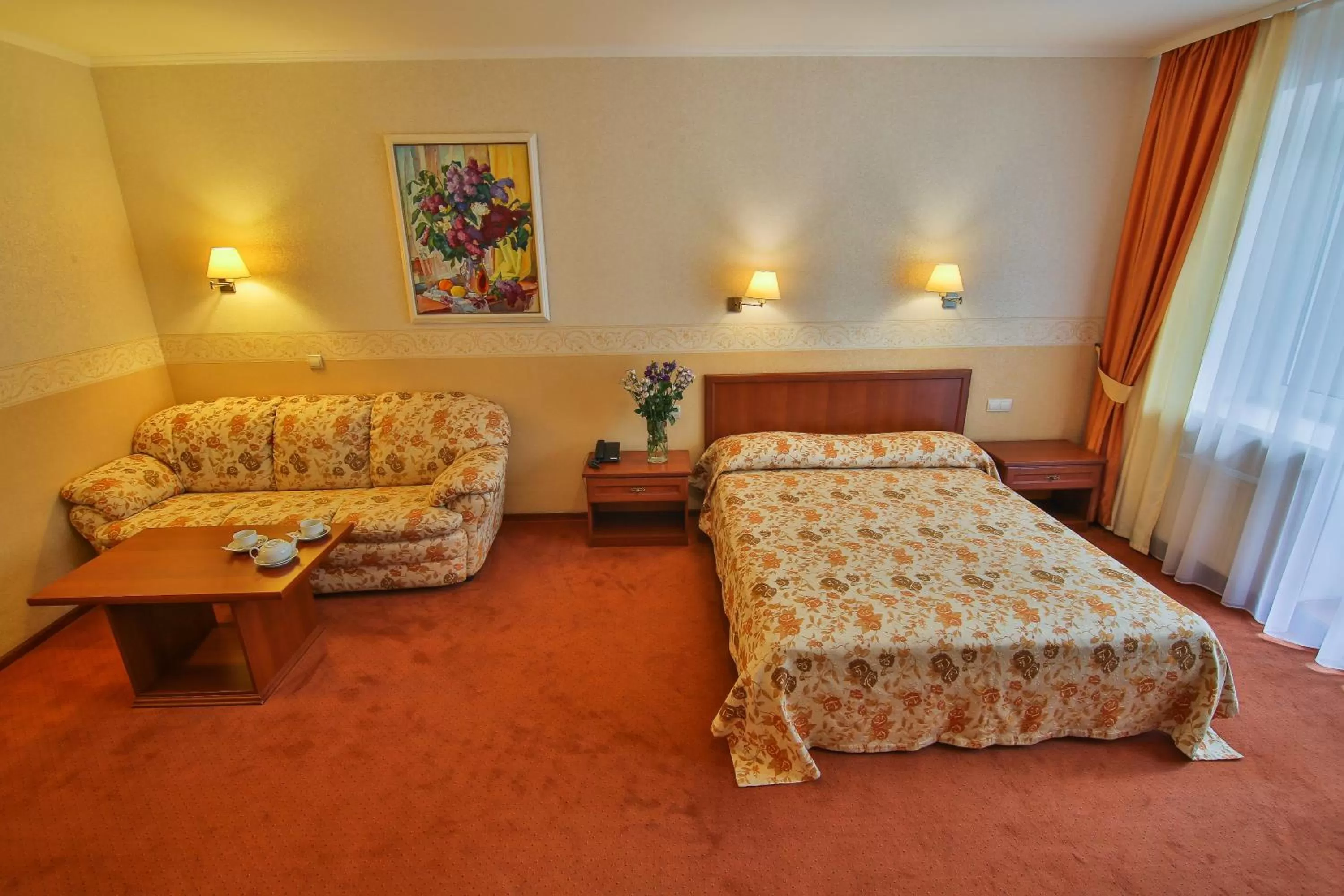 Photo of the whole room, Bed in Ukraina Hotel