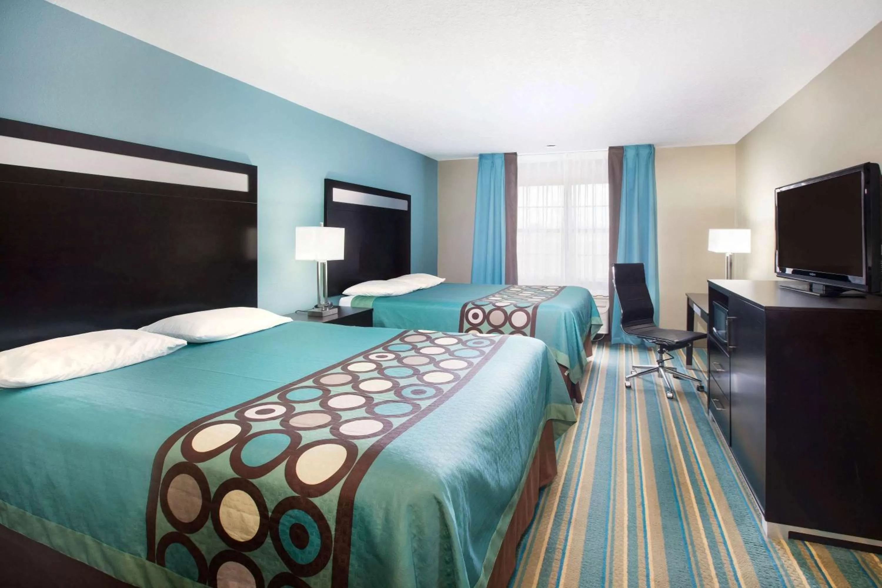 Photo of the whole room in Super 8 by Wyndham Sulphur