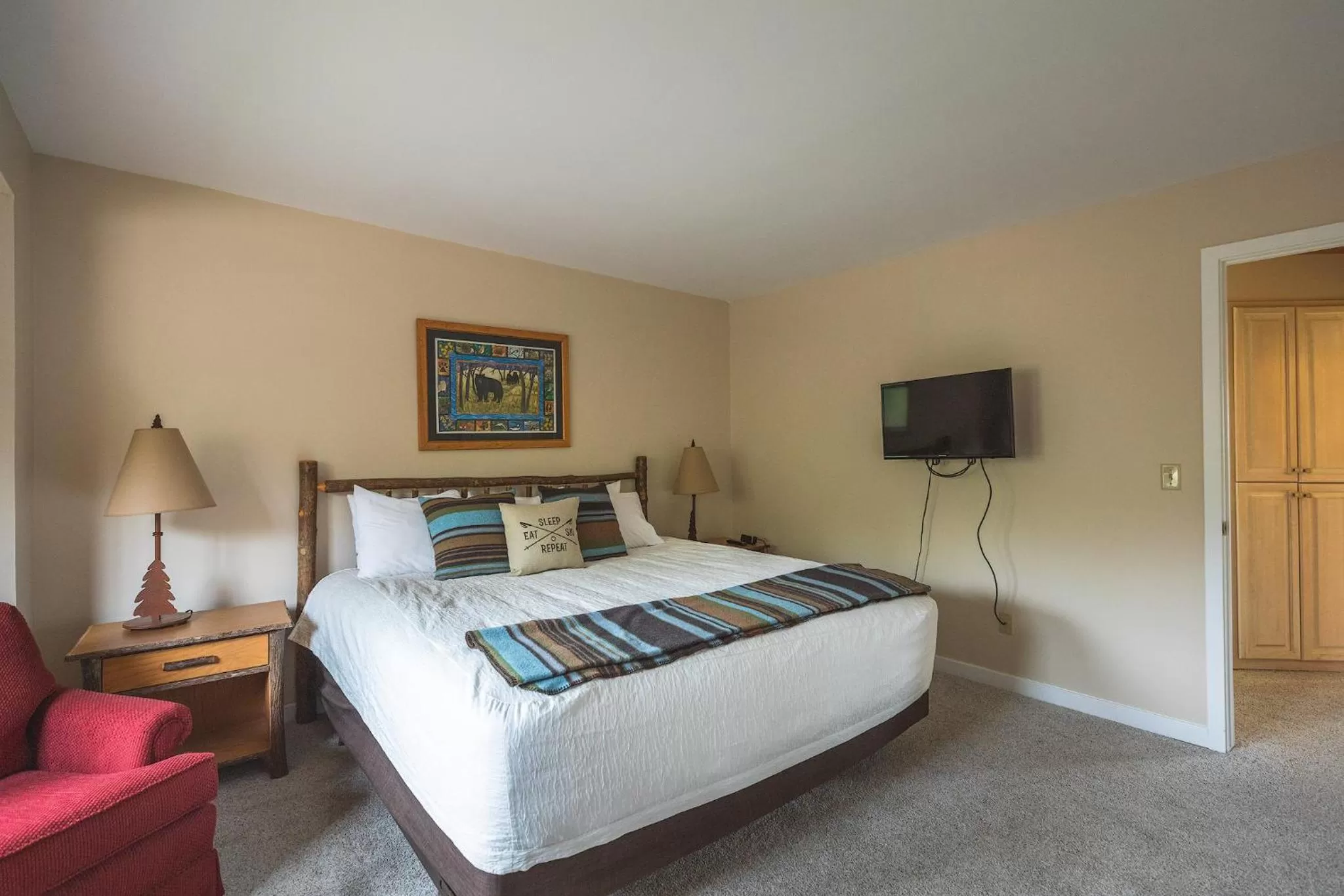 Bedroom, Bed in Caribou Highlands Lodge
