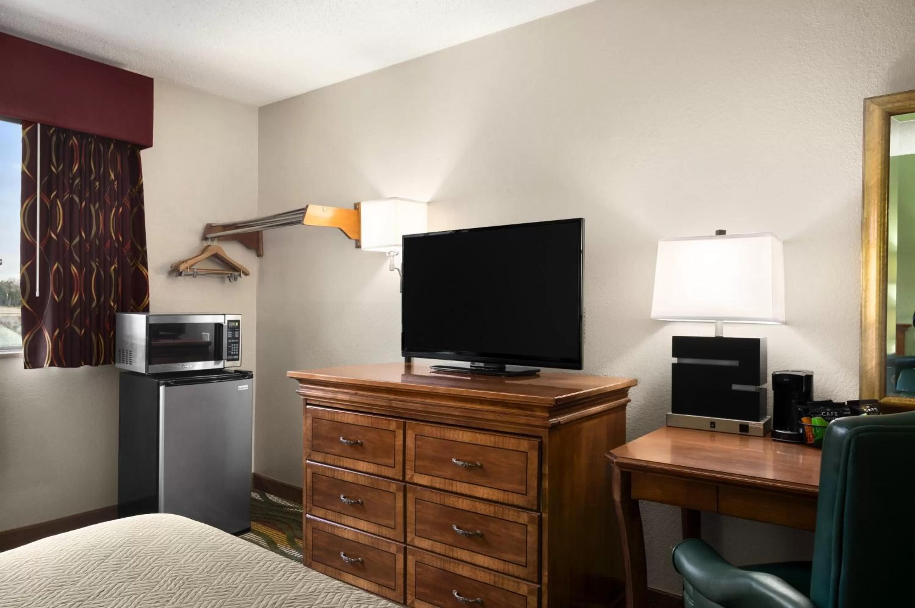 TV and multimedia in Travelodge by Wyndham Battle Creek