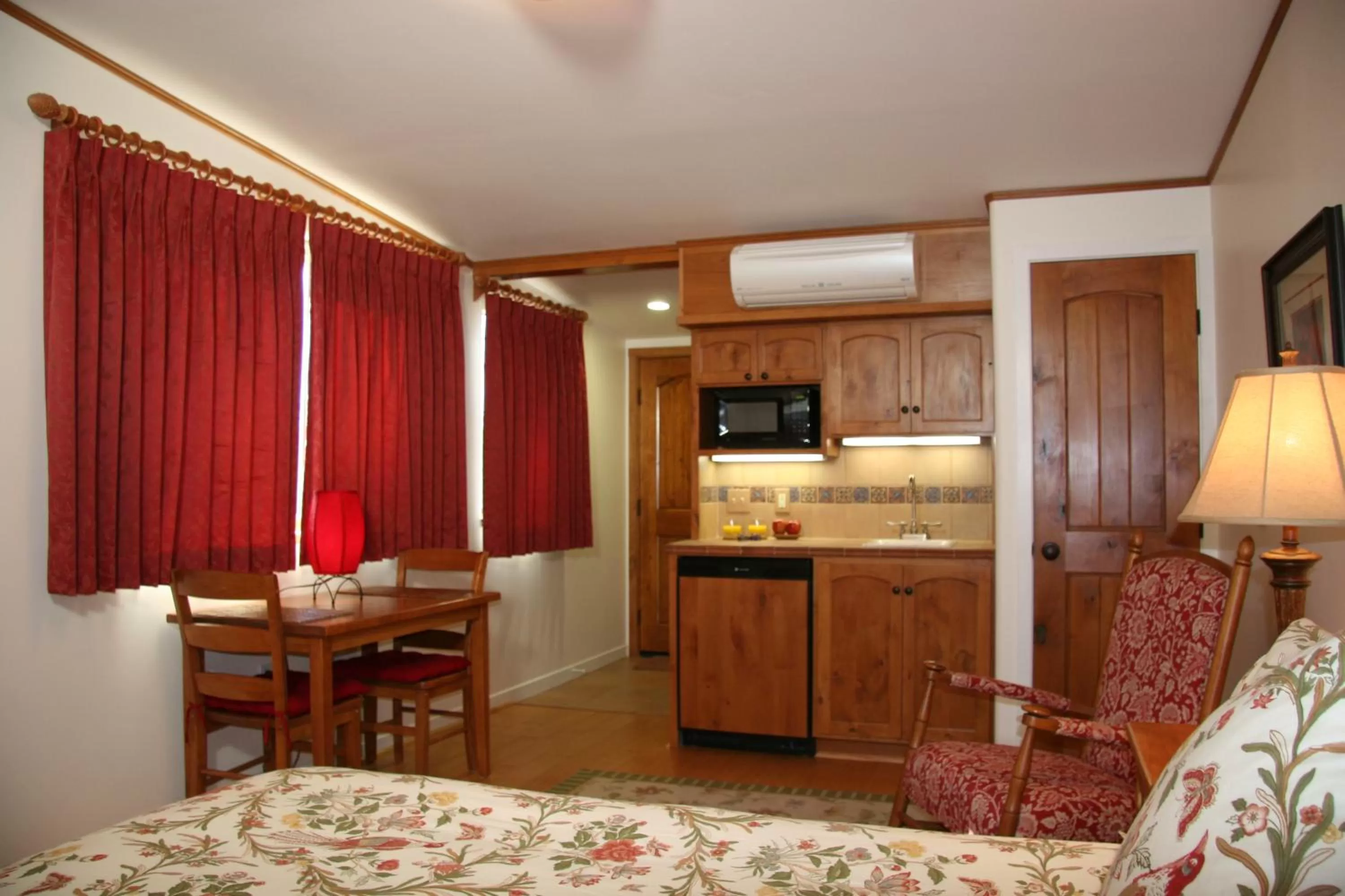 Kitchen or kitchenette, Kitchen/Kitchenette in Ojai Retreat & Inn